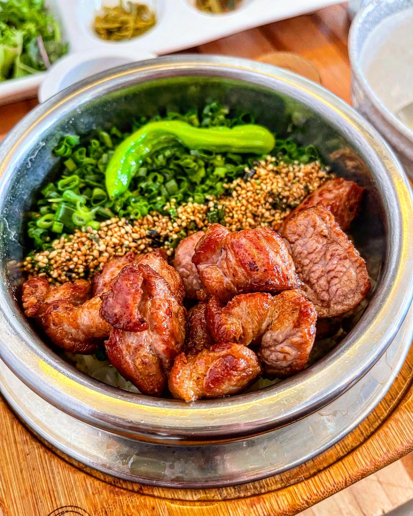 간만에 연차쓰고
#행궁동 나들이 다녀왔어요 !
맛집도 예쁜카페도 넘 많았던 이곳🧡
평일이라 비교적 여유로웠지만
그럼에도 웨이팅이 존재했던 솥밥집 #뜸 
가보니 왜 웨이팅이 있는지 알겠더라구요 !

저희는 🍚솥밥🍚과 함께
여름이니까 명태식해까지
야무지게 주문해서 먹었답니당 💪💪
역시 한국인은 밥.심 아니겠어요〰️

주말에 가면 비교적 웨이팅이
길 것으로 예상되니 테이블링 걸어두셔유!
인근에 2호점도 있으니까 
본점에 사람 너무 많으면 2호점도 추천💚
* 단, 본점과 2호점 메뉴가 상이한 것 같으니 미리 확인해보고 방문하셔유 ‼️ 

* 요즘은 날이 더우니 근처 🎀소품샵🎀
구경하며 기다리는 것을 추천드려요 ‼️

📍행리단길 뜸 행궁 본점
경기 수원시 팔달구 화서문로 41 1층 뜸
매일 11:30 ~ 21:00
(15:30 ~ 16:30 브레이크타임 / 라스트오더 20:00)

📍행리단길 뜸 행궁 2호점
경기 수원시 팔달구 신풍로39번길 2 1층
(영업시간 본점과 동일) 

📍메뉴
 • ➡️ 돼지목살구이솥밥 14.0 
 • ➡️ 쭈꾸미 솥밥 15.0 
 • ➡️ 명태회무침 4.0

#행궁동맛집 #행리단길 #행리단길맛집 #행리단길핫플 #행리단길데이트 #행리단길맛집추천 #행궁동맛집추천 #행궁 #행궁동뜸 #뜸행궁 #뜸행궁본점 #뜸행궁본점 #행궁동한식 #행궁동한식맛집 #행리단길한식 #행리단길한식맛집 #행리단길솥밥 #행궁동솥밥 #솥밥맛집 #수원솥밥맛집 #수원맛집 #수원한식 #수원한식맛집 #수원맛집추천 #먹스타그램 #먹팔 #먹팔맞팔 #먹스타 #먹방스타그램