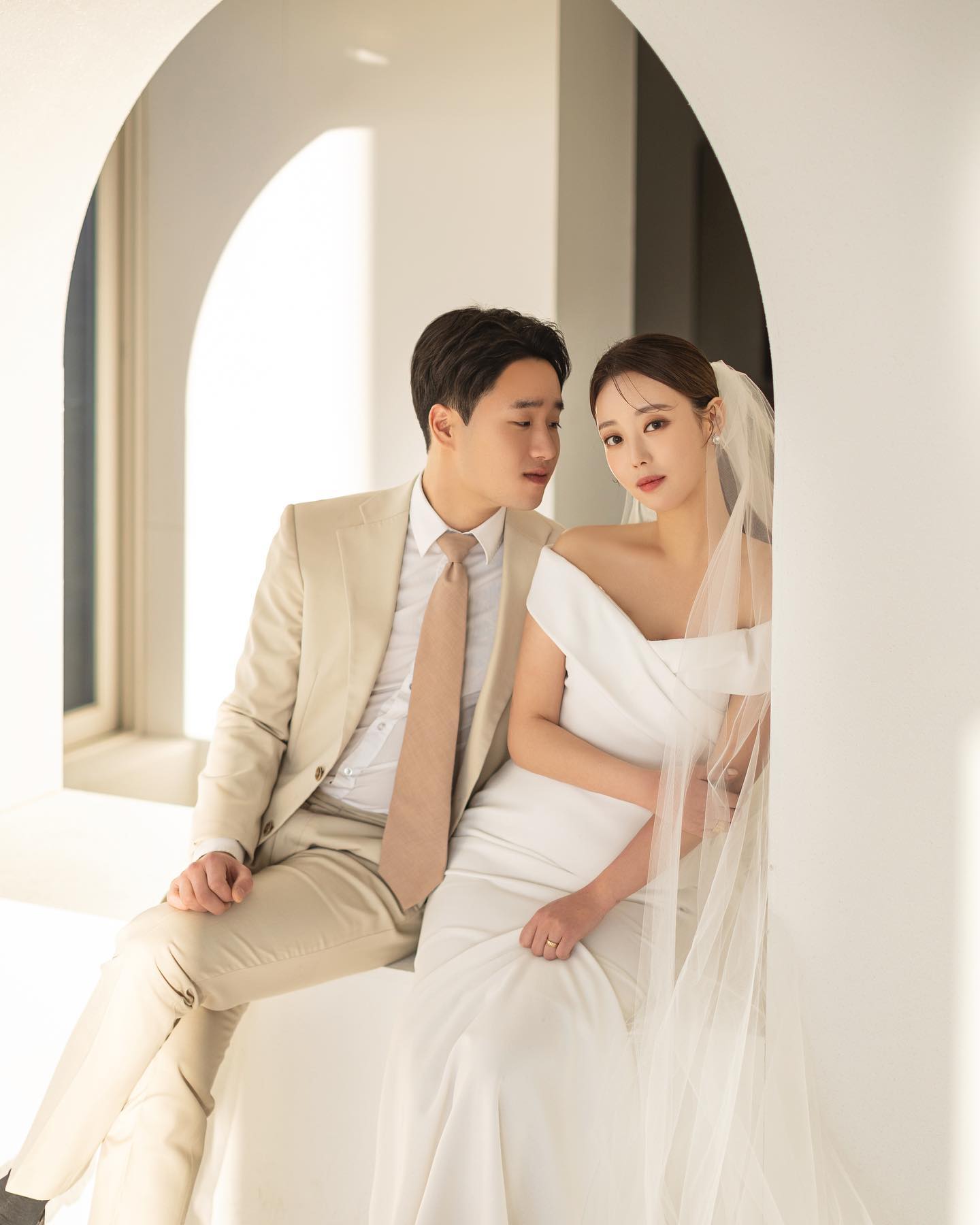 #결혼합니다 

같은 생각, 같은 마음으로 지혜롭게 살겠습니다. 👨‍👩‍👧
저희 두 사람이 소중한 분들을 모시고 사랑의 결심을 이루려 합니다.
떠오르는 분들이 많지만 오랜만에 드리는 연락에 혹여나 부담을 드리진 않을까 걱정에 선뜻 연락을 드리지 못한 분들이 많습니다.
너그러운 마음으로 이해해 주시고 연락 주신다면 감사하고 기쁜 마음으로 소식 전하겠습니다 😊

좋은날, 귀한 발걸음으로 축복해 주시는 모든 분들과 
먼 자리에서 축하해 주시는 분들의 소중한 마음 
잊지 않고 감사한 마음으로 보답하며 행복하게 잘 살겠습니다 💝

🎀2023.06.17(토) 오후 1시30분🎀
🎀안동 두리원 웨딩홀 5층(벨리타홀)🎀