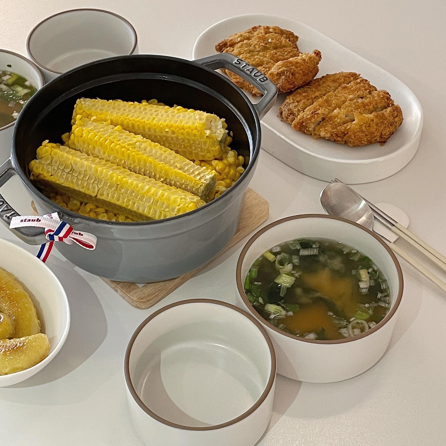 토요일 밥상은 초당옥수수 솥밥🌽💛 그리고 돈가스! 구운 바나나까지 곁들여 달달하게 먹었어요ㅎㅎ😆 옥수수가 작은거 같아서 3개나 욕심부렸더니 밥반~옥수수반~😅😅 날이 흐려 아쉬운 이번 주말은 푹 쉬며 보낼거에용! 🫧