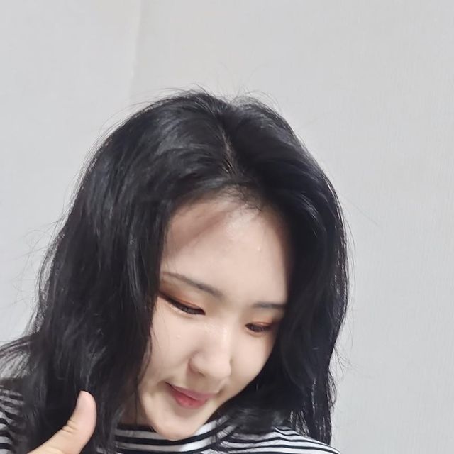 최규리 on Instagram: "#광고 #잠옷 #홈웨어 퐁실퐁실☁ #원피스잠옷 편한 기장감에 옆절개 때문에 집에서, 또는 집앞에 잠시 외출할 때 손이 많이 가요. #스트라이프잠옷 #여성잠옷 #여자