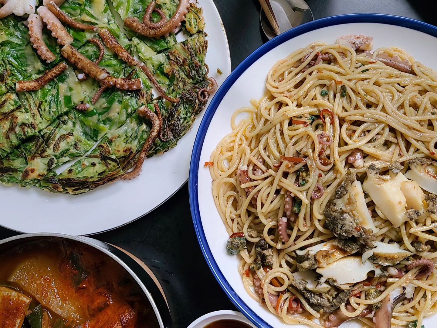#제품제공 

전복 내장까지 으깨서 전복낙지 파스타💟
넘넘 맛있어요 전복도 싱싱해서 그런가
낙지랑 전복 파스타랑 조합 조아요!

택배로 오는거라 걱정했는데 포장도 
꼼꼼히와서 생물인데 걱정할 필요 1도 없어요 

닭백숙 해먹으려다가 닭이 품절이라
부추전이랑 파스타 해먹은건데 
해물이 싱싱해서 더 맛있었어요 

손질하기 어려우면 동봉되는
설명서 보고 하면되니까 꼭 
사먹어보세요 완전 초 싱싱 🫢

#오렌지수산 #오렌지군단 #낙지 #전복 #전복솥밥 #전복죽 #전복버터구이 #전복튀김 #전복김밥 #전복장 #낙지 #낙지젓갈 #낙지볶음 #낙지택배 #전복요리 #해남 #수산물 #해산물 #산지직송 #산지마켓 #산지공구 #해산물공구 #해산물마켓 #먹스타
