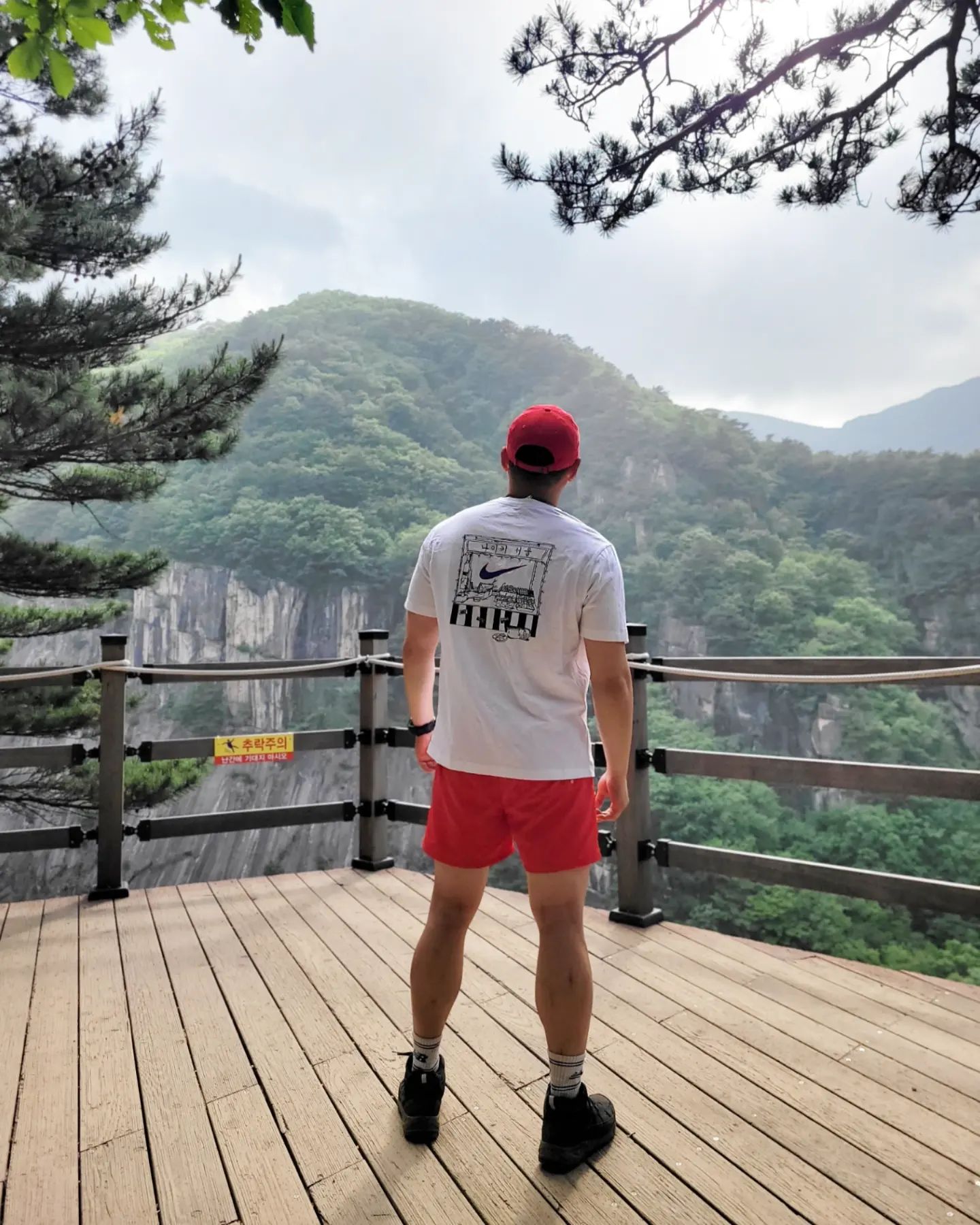 마천대다!! 이게 마지막이다!!!

남들 다보는 백곰바위도 못보고
한사코 한바퀴 돌아 보시겠다고
정상에서 내려와 마천대로 갔다

가는중에 석간수는 너무 어두워서 못 들어갔고
무슨 책장처럼 생긴 바위가 있어서 올려다봤다

12선녀폭포에서 석간수를 지나 마천대에 도착해서
멀리서 폼한번 잡아놓고 최대한 난간에서 떨어져선
밑에 스윽 보고 마천대 잔도길을 힘차게.. 힘..차게..

그니까 힘차게 가고 싶었지만.....

넘나 무서워서 최대한 산쪽에 붙어서
언제든 바닥을 짚을수 있게 내려갔다

진짜 무서웠다🥶🥵🤮

내려간 후에  다리풀릴거 같아서 
한 20분은 앉아 있었던거 같다..

그래도 여길 지나니 겁나 편한 길의 연속이였다😁
그렇게 쌍폭포에 도착해서 겁이라곤 없는 애 마냥
또 한번 폼 잡아보고 무릉계곡 매표소로 향했다!!!

매표소로 연결된 마지막  다리에서
아쉬운 맘에 무릉계곡을  바라보곤
내생에 가장 길었던 산행을 끝냈다

넘나 길었다...
그래서일까??

2일 후 미친넘마냥 명지산으로 갔다