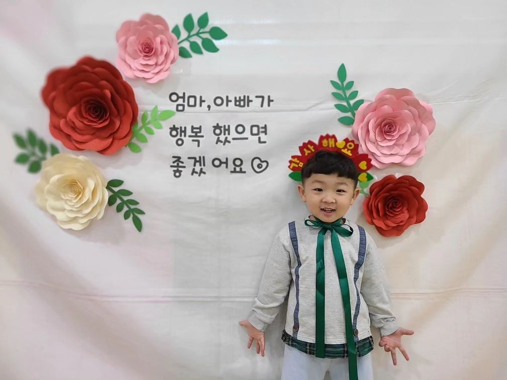 .
#2023_05_08_월요일 #어버이날 
#키즈노트알림장📒 #눈웃음작렬💕 
 죽을뚱살뚱 낳았더니 이런날도~
많이 컸다^^