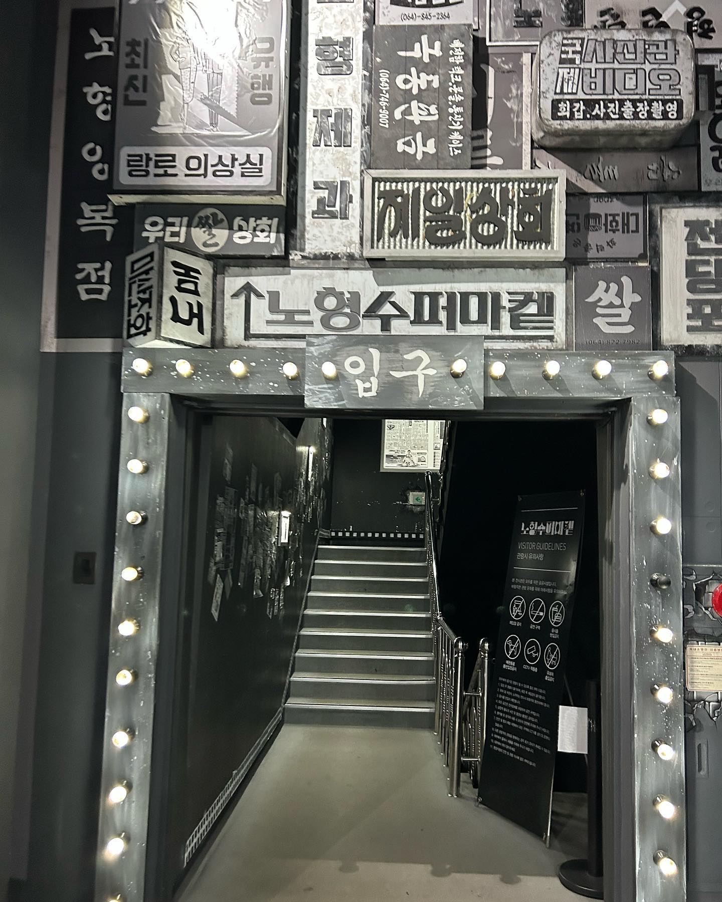 2023.04.15 (토) ~ 2023.04.16 (일)
나홀로제주 3~4일차
제주도 친구랑 오랜만에 만나서
가고싶었던 전시회부터 애월 카페 까지 투어 완료 !
노형수퍼마켙에서 사진 많이 찍고 싶었는데 아무리 찍어도 퉁퉁 부은 눈이 커버되지않아서 아쉬웠다ㅠㅠ
회사 개발자 언니가 추천해준 새물 카페는 인생샷 건지기 딱좋았던 곳 :)
알콜 알레르기 반응이 너무 심했던 탓에 약간 망해버린 3일차 여행이지만, 그래도 즐거웠다 🥰
마지막날은 아침 비행으로 집 오자마자
대학병원 응급실 가버리기,,,, 😵‍💫⭐️
이렇게 나홀로 여행 3박 4일 끝 !
#제주도 #여행 #제주여행 #노형수퍼마켙 #전시회 #전시 #애월 #로드129 #멘치카츠 #애월해안도로 #새물카페 #애월카페 #바다 #스물여섯 #여행에미치다 #휴가 #나홀로여행 #친구랑여행