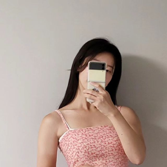 듀의 출근룩🫶🏻 on Instagram: "#듀의출근룩 #ootd #광고 오늘은 미리 준비한 여름 원피스와 플리티카 우디백 자랑하기🩷 앙증맞고 귀여운 우디백은 어느 코디와 매치해도 찰떡쿵떡이에요 게
