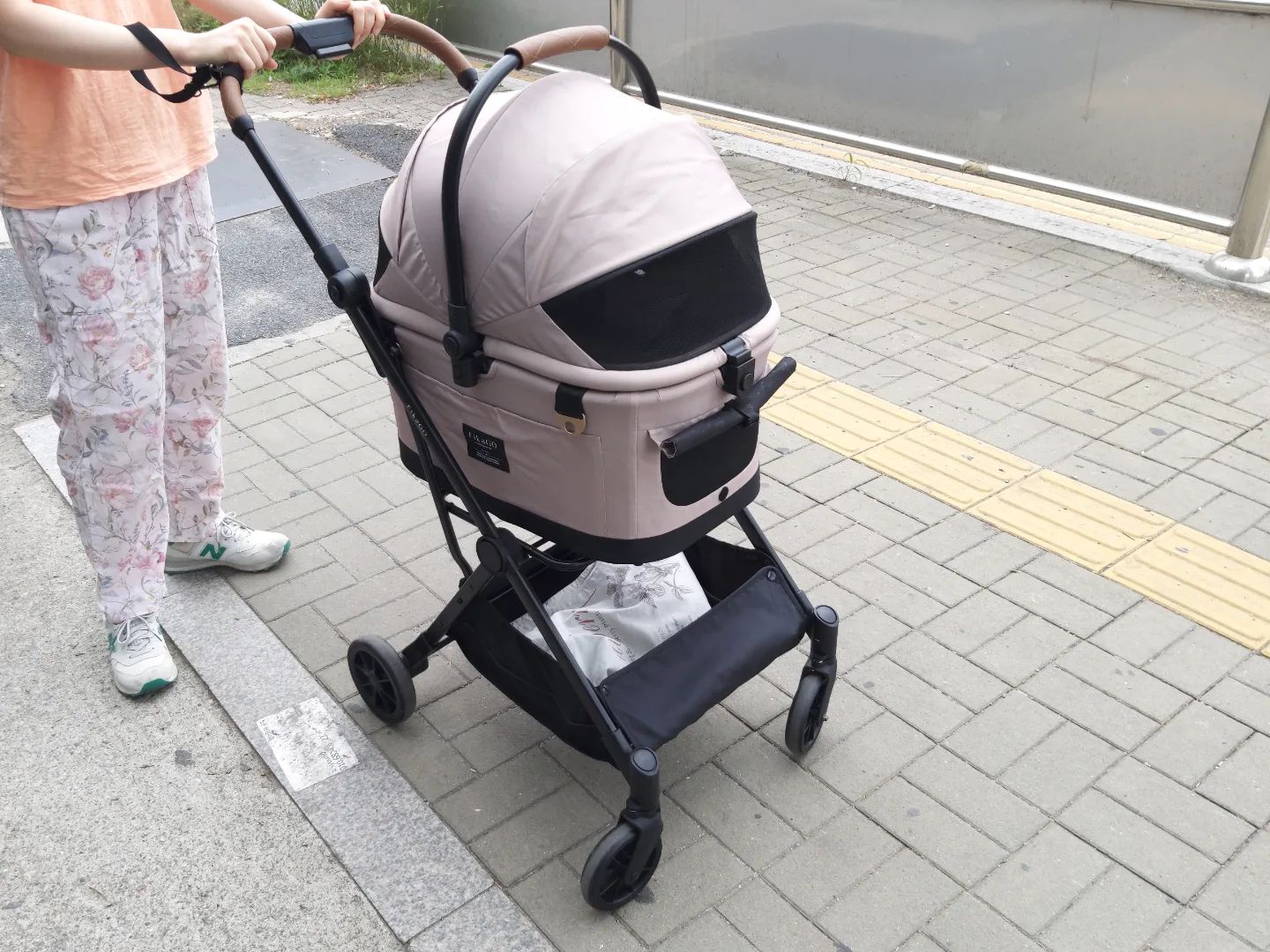 무겁고 힘든 이동장은 끄읏
고양이 유모차 드디어 지름
고르고 고른 만큼 넘나 만족쓰
프레임이랑 캐리어 분리도 되고
프레임 폴딩이 버튼 누르면 1초컷으로 셀프 스탠딩
무엇보다 뚱냥이 승차감 좋고 힘들지 않아서 만족 대만족
집에서는 숨숨집으로 병원갈땐 냥모차로~
피카고 플리타 플러스
뚱냥이 윰차 고민하심 요거요거^^
신부전 우리 아이 병원 오갈때 조금이라도 편하게 갔다 오려고 큰맘먹고 샀는데 진작에 살껄
단점이 없는게 단점이네
나비는 아프지만 말자
낫기는 힘들다니 더이상 더 안좋아지지만 말자

fikago_korea #피카고 #고양이유모차 #피카고유모차 #강아지유모차 #개모차 #냥모차 #피카고플리타 #피카고플리타플러스 #플리타 #분리형유모차 #분리형개모차 #분리형냥모차 #유모차 #나비사랑해 #아프면반칙 #fikago #고양이