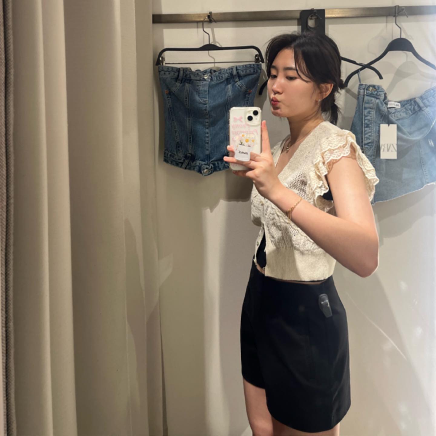 #zaralook 
뒤에 걸린거 입어봤다가 기절함
저런건 어떻게 어울리믄건가여.....