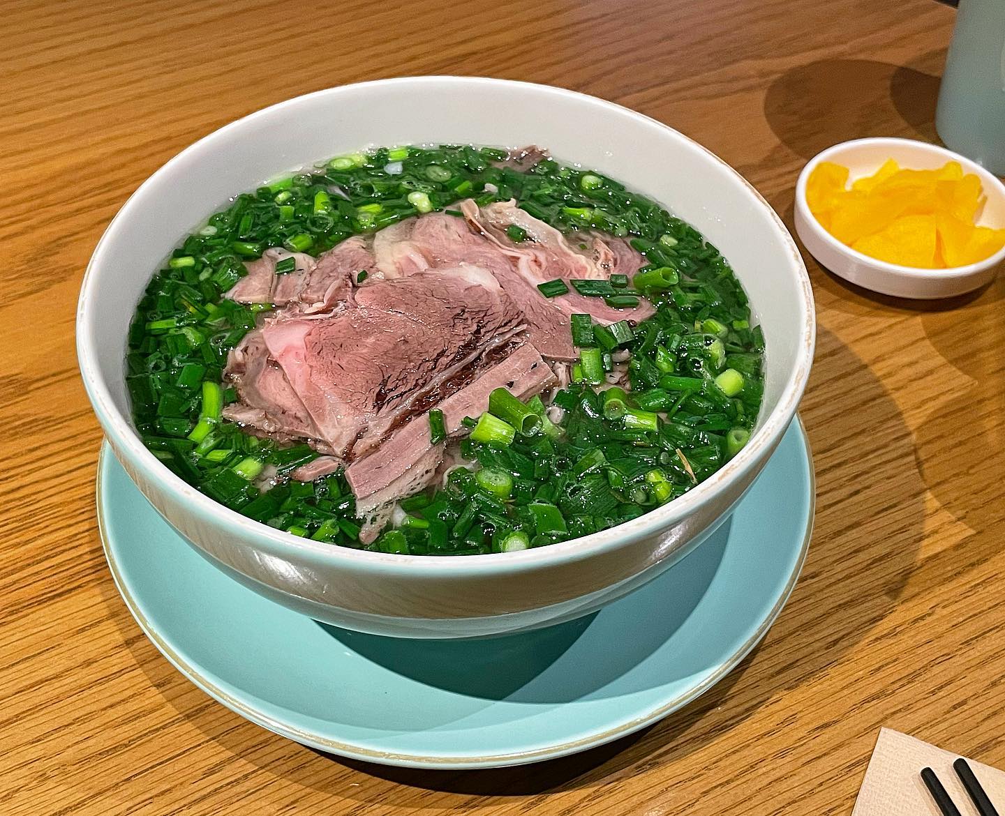 #한남동맛집 #이태원맛집 #꾸잉

과하지도 덜하지도 않은 #베트남쌀국수 정석‼️

술먹고 해장으로 따끈한 #쌀국수 어떠신가요?

이태원역 바로 근처에 있는 곳인데
매장이 넓고 쾌적해요!

직원분들도 베트남분이신 것 같은데 친절하셔요😇

무엇보다 양이 혜자급!
배부르게 먹지 말자 다짐했건만 사람은 똑같은 실수를 반복하곤 하지요,,🤪

그래도 #새우볶음밥 대신 #모닝글로리 로 초이스 했답니다! (나중에 새우볶음밥 먹을꺼야😭)

벌써 두번째 방문이에요!
주말에도 자리가 여유로운 것은 아는사람만 아는 맛집이라 그러는걸까요~?
한남에서 전시 보고 근처에서 먹으려 했더니 어딜가든 웨이팅이여서 지치더라구요..! 그럴때 생각나서 방문했어요!
 
양지쌀국수는 국물이 예술👍🏻
분짜는 조금 실망스럽긴 했지만(분짜는 문제없고 얇은면을 안 좋아하는 저가 문제가 있는걸로) 같이 간 친구는 맛있다고 했어요! 
모닝글로리는 꼭 필수로 주문하시길 추전해요.

오늘도 맛있는 저녁 되시길 바래요.:)

📍 서울 용산구 이태원로 189 1층 
⏰ 10:00am~09:30pm (연중무휴)
⭐️ 4.3(5) 재방문 의사 ⭕️

#메이_용산맛집

#용산술집 #이태원맛집 #직장인맛집 #서울맛집 #쌀국수맛집 #맛집 #먹스타그램 #먹스타 #먹팔환영