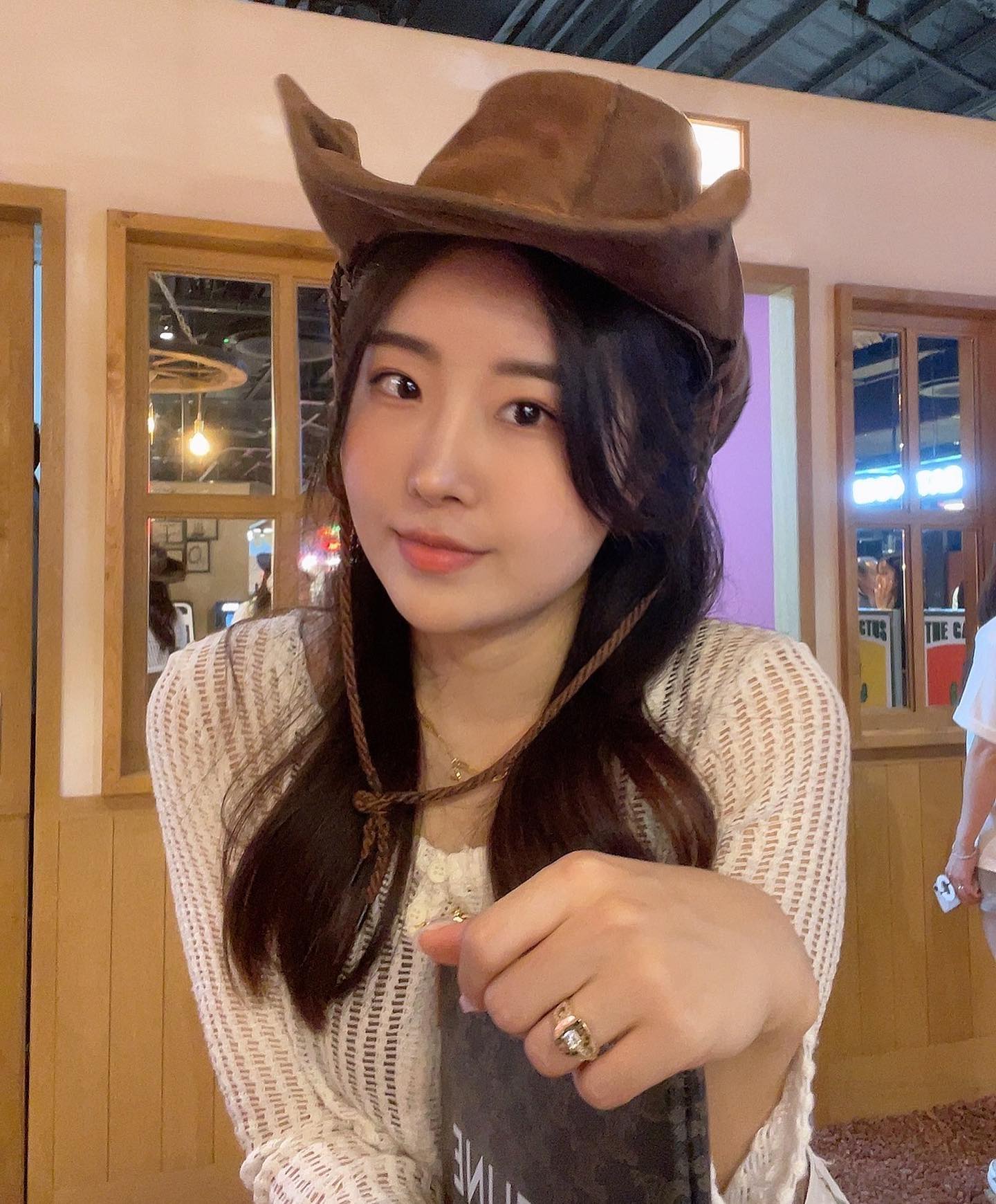 운동계정에 뜬금없이 뷰싼여행 셀카 투척ㅋ
운동 안하고 먹기만한 내자신 반성하세요!! ㅜㅜ 
운동안하니까 배 볼록  팔뚝살툭튀 되서 전신 사진 보다 셀카만 잔뜩이네요 작년 제주는 몸사진 오지게 찍었는데 ㅠㅠㅠ 힝 다욧투좀 하고 갈껄..
물론 그렇다고 얼굴에 자신있는건 아님^^ 어플 없으면 사진 못찍어요

아니 몸무게랑 몸뚱이 비슷한데 작년 제주에서 입던 반바지 안맞는거예요;; 제대로 벌크업인척하는 살크업 했나봐요 요즘 성수기라 핵피곤해서 운동못하는데 엉엉 ㅠㅠㅠㅠㅠ 단기 다이어트좀 조질께요.. 내일부터 아자아자 실행하길 제발 반성하자 모이야.....