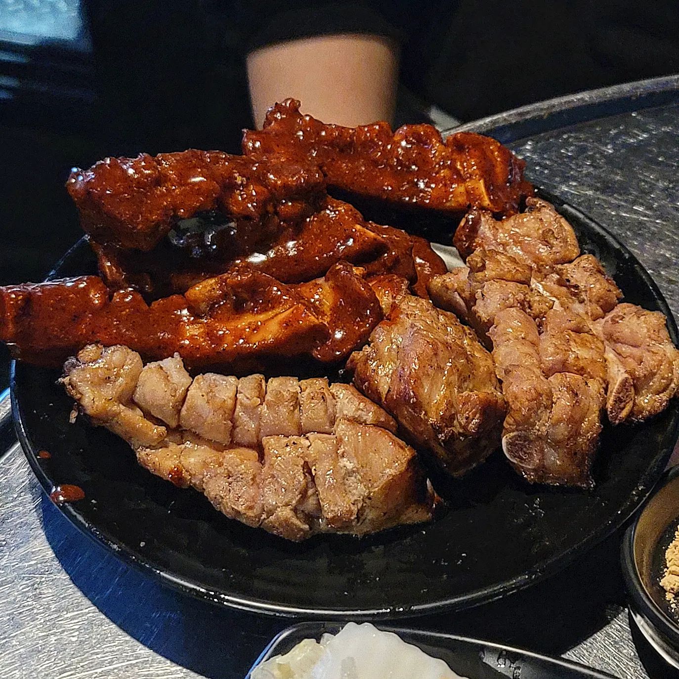 신림에서 #록갈비 안가봤으면 겸상 안해 😡
이쪽 사람은 다 아는 쪽갈비 맛집입니닷!!

불금 저녁에 퇴근하고 가서 40분쯤 웨이팅한거 같아용
이름 부르자 마자 빠르게 자리잡고 매콤 안매콤 하나씩 시켰어용 😊😊

메뉴는 초벌해서 나와 시간이 좀 걸리는 편이고 맛있다고 소문난 묵사발도 함께 시켰습니다 🥰
쪽발비와 함께나온 매운소스가 완전.. 존맛..쓰으읍..
진짜 술이 술술입니당..
다음에는 완전 칼퇴하고 한번 가봐야겠어욧 😊😊

#신림쪽갈비 #신림맛집추천 #당곡맛집 #쪽갈비맛집 #매운쪽갈비 #별빛거리맛집 #불금메뉴 #먹팔환영
