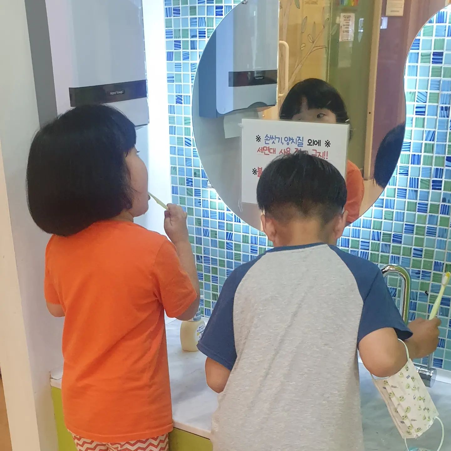 치과검진하러~
둘다 치과를 좋아해서 엄마는 행복하다..ㅋ🤗
엄마는 치과 무서워 ㅜㅇㅜ😬
도착하자마자 양치하고 게임한판씩!!
너희 안무섭니? ㅋㅋ

종우도 송연이도 오랜만에
치아 엑스레이 찍고~두둥!!
종우는 양치 잘해야한다고 ㅜㅇㅜ
송연이는 양치 너무잘하고 있다고~
종우는 갑자기 무섭다고 
동생한테 손잡아달라고 하네 ㅋㅋ

송연이는 이제 다 알아듣는지 진료실나오자마자 
오늘 남자선생님만 잘생기셨다고?
알겠어~엄마가 전달해줄께했더니 
네!!엄마 칭찬해주셔서 너무 잘생기셨어요 ㅋㅋ
담에도 오늘남자선생님이 해주시면 좋겠어요🤭
yi_junior

#치과검진
#치과진료중
#치과모델인줄
#치과선생님 
#치과추천 
#용인쥬니어치과 
#용인치과추천 
#치과선택이중요해 
#치과선생님최고
yi_junior