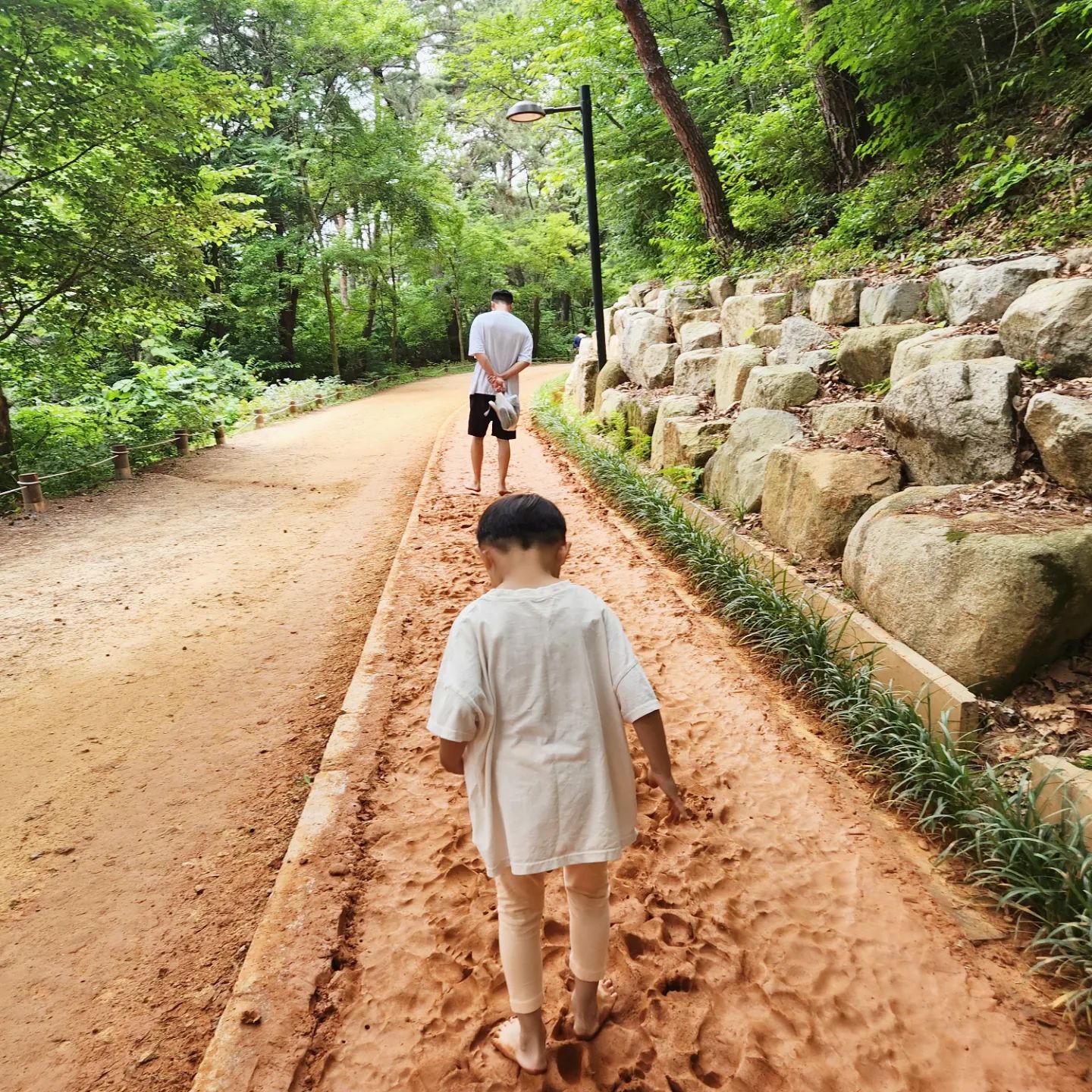 #일상

지난주 주말일상
황토길에 다녀왔지🥰
생각보다 가파른 오르막길에
어디로 가는 길인지 몰라
물어물어 도착한 황토길 ㅋㅋㅋ
물도 없이 올라가 힘들었지만
황토길 거닐며 즐거운 시간 보내고
내려오니 발걸음이 한결 가볍더라
황토를 밟으니 좋긴 좋구만🥰

아빠는 소를 만들어 전시했다고 한다ㅋㅋ

#지난주주말 #재밌었지 #건강한길 #황토길