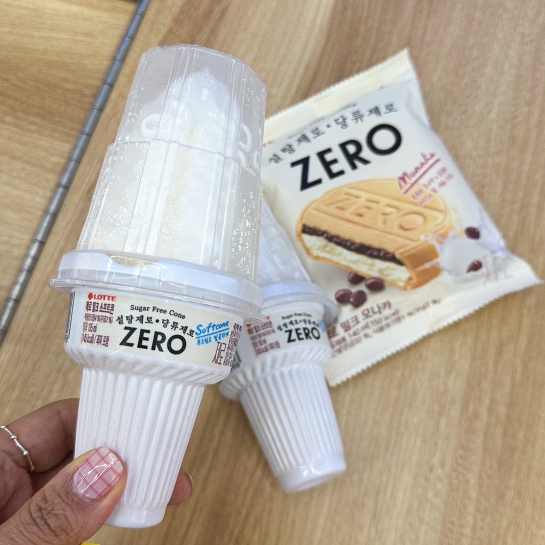 #광고 

롯데웰푸드에서 출시되었다는 ZERO 아이스크림 2종을 먹어보았어요!

MZ가 좋아한다는 ZERO!
나도 MZ세대처럼 맛잘알이 되고 싶어 세븐일레븐에 가서 2+1에 구입했다지요😊

더이상 맛없는 ZERO는 NO! 수많은 연구와 테스트를 통해 맛있는 ZERO로 탄생되어 설탕과 당류는 ZERO! 칼로리는 DOWN! 이제는 아이스크림 마저 ZERO로 즐겨야 되는 시대인가봐요

설탕없이 달콤하게 즐기기위한 내 몸을 위해서라도 대체 감미료를 사용하여 설탕 없이도 자연스러운 단맛을 구현한 설탕의 60~70% 당도로, 설탕 대비 체내 훕수율이 낮은 저칼로리 아이스크림으로 우유의 담백한 맛은 그대로! 
느끼함 없이 밀크 풍미 가득한 단팥 앙금이 쏘~옥 깔끔 담백이 만나 정말 맛있는 ZERO를 즐기고 싶다면 제로 모나카로,, 
 국내산 우유의 부드럽고 담백한 맛은 그대로 남기고 느끼함 없이 ZERO만이 가질 수 있는 깔끔한 단맛과 바삭한 콘과 함께 마지막까지 맛있게 즐길려면 제로 밀크소프트 콘으로,,,
취향에 따라 즐기면 좋을 것 같아요!

스트레스 받는 순간이나 기분 전환용 간식이 필요할 때
식단 조절 중이지만 오후 4시 소소한 간식은 참을 수 없을 때
소중한 내 가족과 자녀를 위해 맛있고 건강한 간식이 필요할 때
우리 모두 맛잘알 ZERO로 즐겨보아요!!!

 #롯데웰푸드 #롯데제로 #제로아이스크림 #언제나맛있게제로하다 #아이스크림 #신상아이스크림 #아이스크림추천 #편의점신상 #신상템추천 #설탕제로 #당류제로 #맛잘알제로 #제로밀크모나카 #제로밀크소프트콘 #제로미니바이트 #디저트 #디저트맛집 #간식
