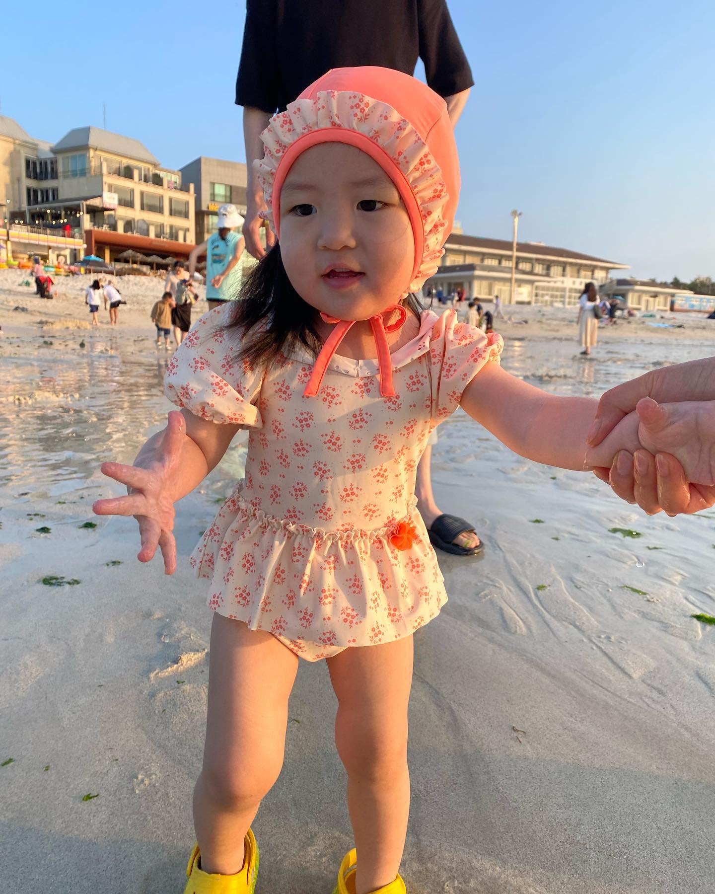 * ੈ✩‧₊˚* ੈ✩‧₊

애들이 제일 좋아한
해변💙

모래도 폭신하고
물도 맑아서 재밌지만
너무 늦어 추워 잠깐놀고 나와서 
아쉬웠던 협재 해수욕장

담에 꼭 다시가서 놀쟈🫶
박서쥰은 얼마나 돌아다녔음 
내사진 뒤에 쪼만하게나오지…😂

근데 남편이랑 같이찍은사진 
이게 다인거 실화냐..🤔