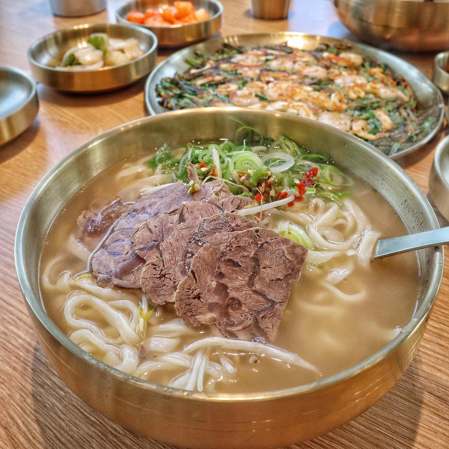 #경주칼국수 #임자칼국수
⠀
경주 포석정, 남산 근처 맛집!
임자칼국수 다녀왔어요~
보드라운 고기와 숙주가 올려진 고기칼국수🥹
시원 담백하면서 얼큰한 맛이 좋아요
부드러운 면발하며 공기밥 무료라
국물이랑 같이 먹으면 핵꿀맛⭐
바삭촉촉한 해물부추전도 추천드려요
⠀
🏷 고기칼국수, 해물부추전
⠀
⠀
📍경주 칼국수 맛집< 임자칼국수 >
⠀