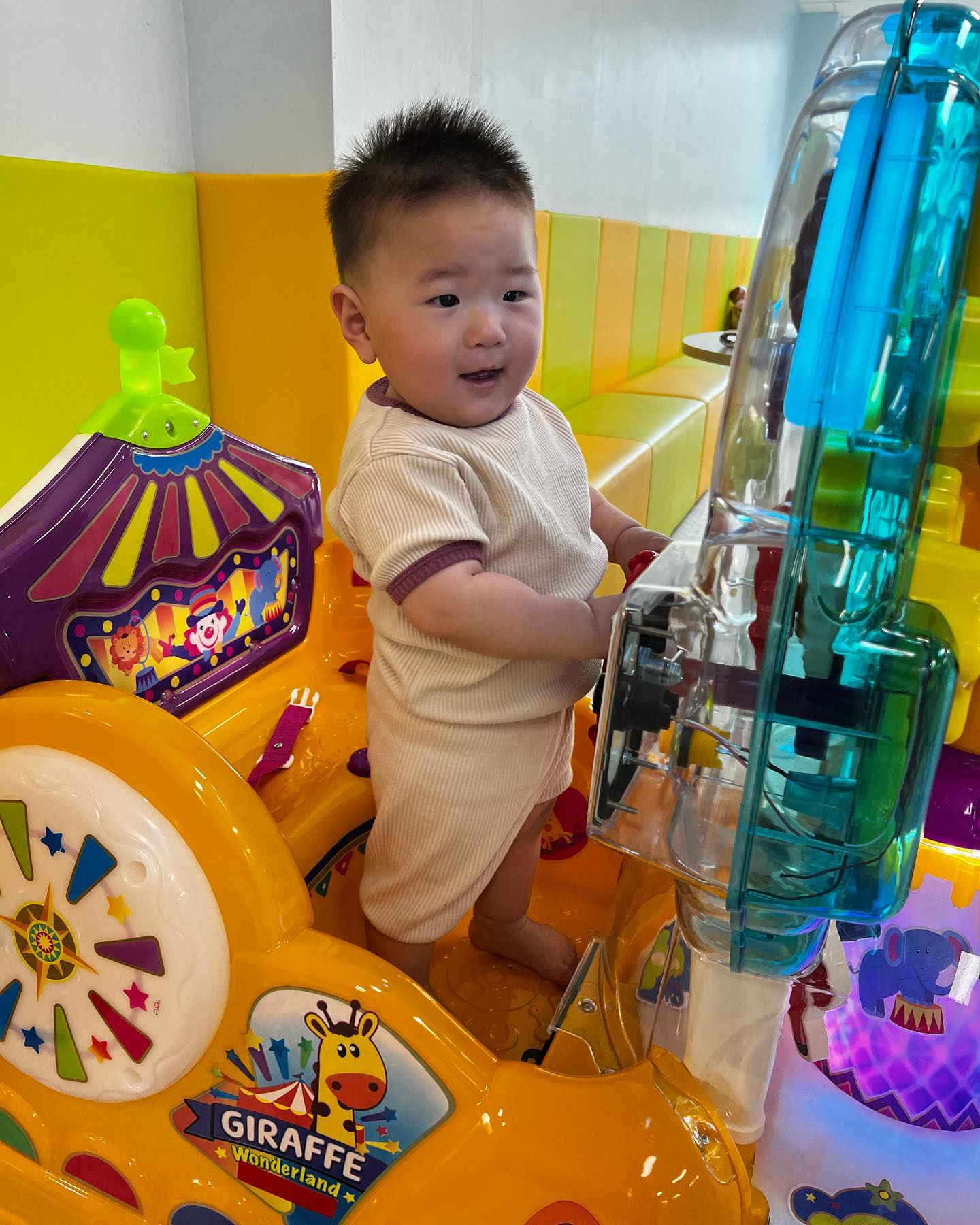 2주에 한번은 장난감대여하러
꿈나무사회복지관❤️
방앗간을 그냥 지나칠수없지!
집앞이었으면 진짜 매일 출근도장각👍🏻
이게다 무료라니!!!
아이들 놀리기 너무 좋음!
누가보면 짱친인지 알겠지만 처음만난 언니랑 너무 잘 놀던 서유ㅋㅋㅋ
태유도 이제 여기저기 다니기 바쁘고
태유가 찜하전 자동차에 서유가 냅다 타버리니 누나 끄집어내기ㅋㅋㅋㅋㅋ