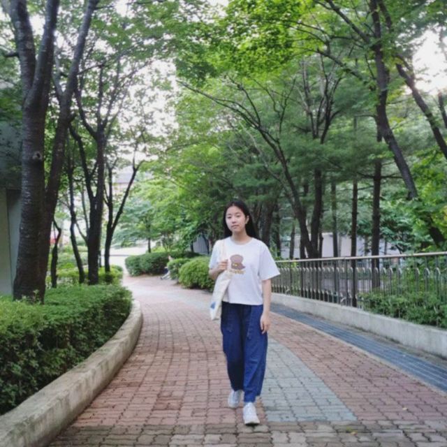 에스겔 & 루디아 공간 on Instagram: "#협찬 루디아양 루즈핏의 크롭티 입었어용. 강아지 그래픽이 귀욤 터지는 캐릭터로 유니크한 디자인 고품질 인쇄의 푸들이 너무 러블리하죵 국내 자체 제