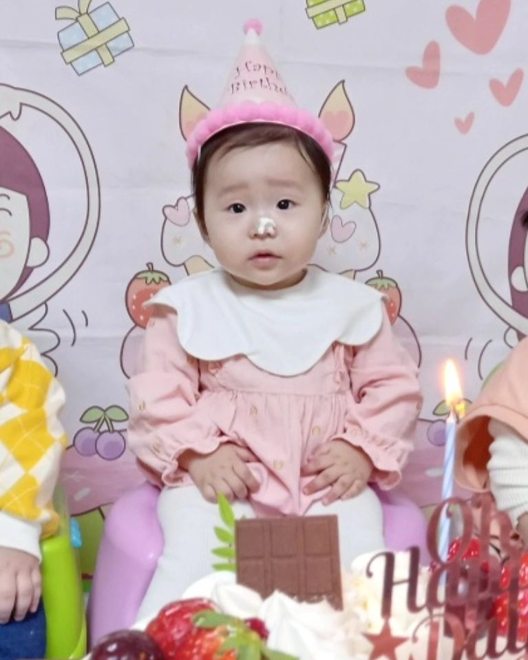 [2023.4.6]
갑자기 사정이 생기면서
솔리를 계획보다 빠르게 어린이집에 보내게 되고
적응기간도 겨우 하루만 한채 긴시간 어린이집에 있었는데..
오래 다닌 언니 오빠들 보다도 더 잘있었던 솔리..ㅋㅋㅋ
선생님들도 이런애 처음본다고...ㅋㅋㅋㅋㅋ😂
친구가 부담스러워 하잖아... 천천히 다가가자 솔리야...😅

#어린이집 #첫등원 #적응왕 #등원하자마자생일파티 #아빠닮아파워E #계속잘다니자