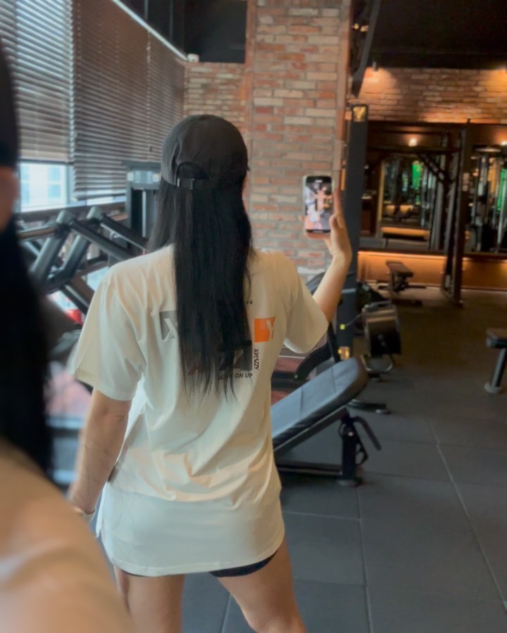 #광고#협찬#엑스네지서포터즈2기 
.
. 이번 신상 넘 예쁜거 아님♥️

상의xl
하의s
.
바지는 원래 저 핏은 아니구욤🤣🤣
내 튼튼한 빵디랑 벅지를 생각해서 
미듐을 했어야했는데 
스몰고집을 ㅋㅋㅋ
그래도 저렇게나 편하다귱😆🤭
안에 속바지가 내장되있어 속옷보일걱정따윈 없따🙌
#등운완
.
.
xnazzykorea.official 
xnazzykorea_people_official 

.
.
#광교pt#광교킹스짐#오운완#헬린이#헬창#헬스타그램#운동#운동소통#운동맞팔#눈바디