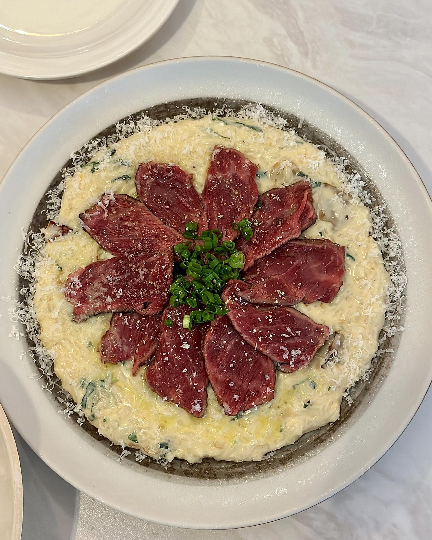 sippinhouse #울크체험단 #협찬 

먹수니일지💜

벌써 6월이애오😮‍💨 슬슬 더워지니 입맛이 사라질랑 말랑,,,🥲

오랜만에 엄마와 데이트🩷
삼산 양식 맛집 시핀하우스에 왔슴둥!

스테이크 트러플 크림 리조또🤍
토마토 라구 파스타 ❤️
레몬 스파클링 워터에 하우스 와인🍷

한면만 익혀진 스테이크 뜨거운 리조또와 쪽파 사이드에 뿌려진 트러플 오일을 비빔밥처럼 섞어 먹음 풍미 완전 냠굿🩷

라구 파스타 특이한 꼬불면에 8시간 수제로 만든 라구 소스가 잘 베여있고 탱글탱글한 파스타 면과 찰떡이에오🍝

레몬 스파클링 워터는 한 모금만 마셔고 입안을 개운하고 상쾌하게 해줘서 메뉴들과 궁합이 넘 잘 어울렸오요😋❤️

다들 더위 조심‼️먹수니처럼 맛있는 요리 드시고 건강 챙기세요 >ㅡ<🩷

.

🏠 울산 남구 왕생로40번길 26-1 2층

.

#울크체험단 #울산맛집 #울산양식맛집 #울산파스타 #울산리조또 #울산삼산데이트 #삼산핫플 #삼산데이트 #삼산데이트코스 #울산데이트코스 #울산기념일맛집 #먹스타그램 #먹스타