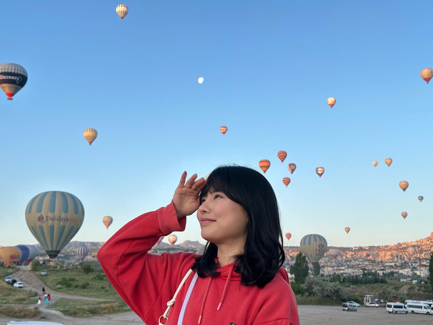 사진이 요거밖에 안남았어요
카파도키아 너무너무 이뻐서 사진 정말 많이 찍었는데 사진 다 날아가구 가족톡방에 몇개보내둔 요거만 겨우 남아써요…

내 폰 훔쳐가고 웃으면서 조롱하던 난민 아이 인생 참교육 시켜주고 싶지만 실패하고

그래도 그렇게 핸드폰 강탈해 갈 정도의 치안이면 몸 상할 수도 있었을 텐데 건강하게 한국 입국한 것으로 너무 다행이라고 생각합니다. 사진은 너무 아깝지만 그래도 몸 다친 거보다는 백배 천만 배 나은 것 같아요.

그럼에도 불구하고 튀르키예 여행은 진짜 강추입니다!! 모든 곳이 안 예쁜 곳이 없고 유럽 분위기는 나면서 유럽보다는 음식이 살짝 더 한국적이어서 여행하기 좀 다 좋았어요! 인플레이션이 심하긴 하지만 한국과 물가는 비슷한 정도이고 이래저래 좋은 경험 많이 해본 여행이었습니다.