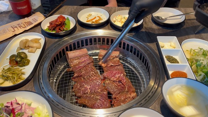 육즙팡 존맛탱 이동소갈비..❤️
에전에 질긴 소갈비 먹었던 기억이 있어서 잘 안먹는데 여긴 진짜 부드럽고 육즙팡 육향팡팡

담에 우대갈비 먹으러가면 안될까~~
thu_tory 
.
.
.
.
#부평 #노천골 #포천이동갈비