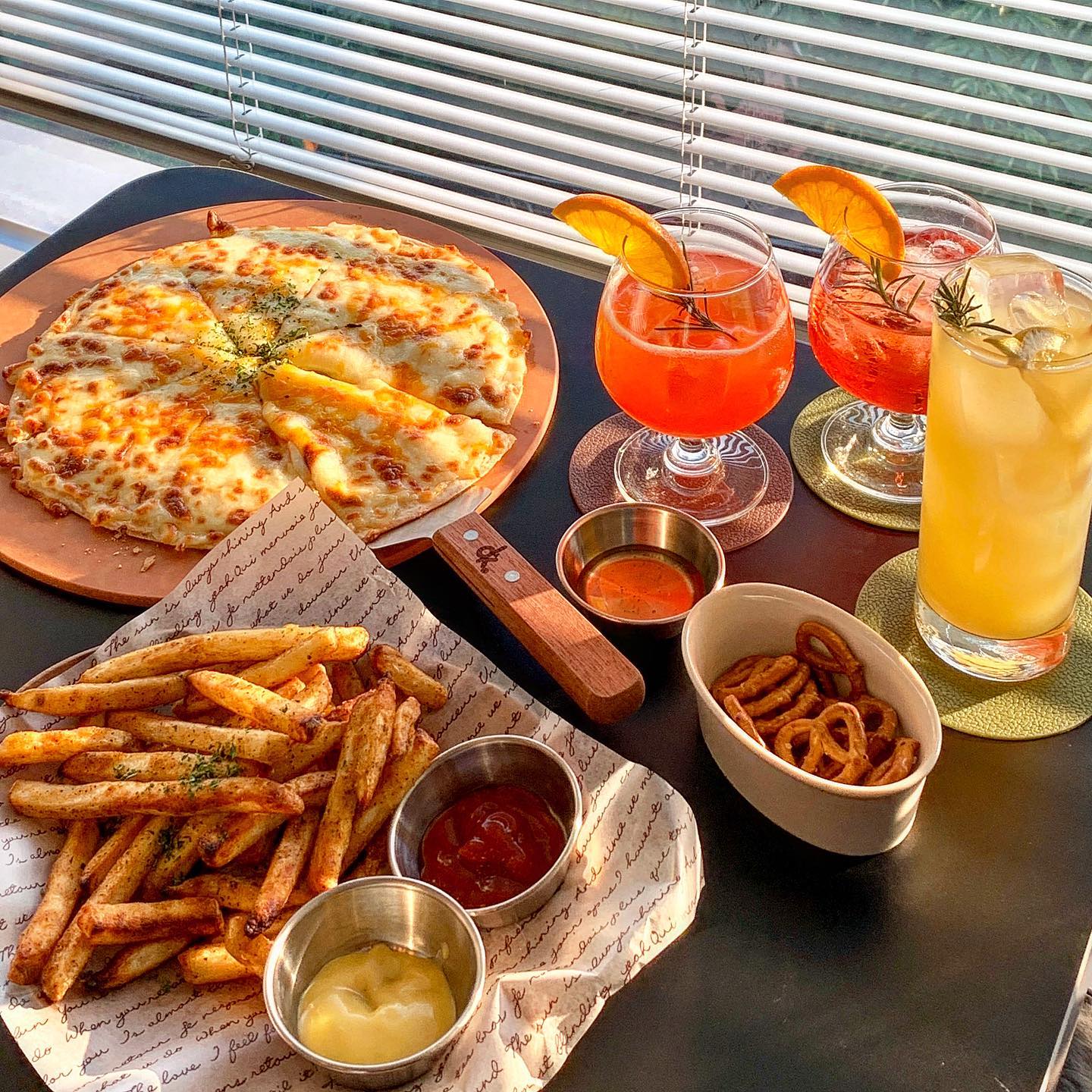 #협찬 
#망원동술집 #망원동루프탑
#망원엣지
​
🔅 치즈피자 - 15,000​
🔅 감자튀김 - 10,000
🔅 야채스틱 - 7,000
​🔅 캄파리토닉 - 9,000
🔅 깔라만시 하이볼 - 9,000
🔅 아페롤 스프리츠 - 12,000
​
평소에 부담스럽게만 생각했던 바 ••• 
'망원엣지' 에 방문 후 생각이 완전 바뀌었음 !​
새로 오픈한 캐주얼바라 그런지 깔끔한 새 건물이 인상적
낮에도 영업을 하셔서 조금 이른 시간에 방문 ✌🏻
​
루프탑을 이용하고 싶었지만 날씨가 더운 탓에
밤에 올걸 후회했지만 , 가게 내부도 충분히 촤르르 - 
햇살이 너무 예뻐서 기분이 좋았음 🌞
망원동에 이런 루프탑이 없었는데 생겨서 너무 좋아 
​
/치즈피자 , 감자튀김/
모짜렐라와 체다치즈를 올린 또띠아 ‘치즈피자’ 🍕
밤에도 부담 없이 가볍게 즐기기 좋은 듯 -
또띠아 위에 치즈가 잔뜩 올라가 고소해 ••• 🧀💛
꿀에 찍어 먹으면 맛이 없을 수가 없지 !
그리고 너무 맛있어서 깜 - 짝 놀란 ‘감자튀김’. 🍟
비법을 여쭤보니 오븐에 구우신다고 한다 !
기름지지 않으면서도 바삭하고 간도 적당 ••• 
소스도 케첩과 머스타드까지 주셔서 뇸뇸 - 짱❕❕
​
/야채스틱/
정말 추천하는 메뉴인 야채스틱 !
먹기 좋게 썰린 방울토마토와 오이 , 당근 🍅🥒🥕
밑에는 소스가 깔려있어서 매력적이야 •••
다른 안주들 먹으면서 야채스틱 하나씩 집어 먹어주면 ,
건강한 느낌과 함께 입가심도 되어서 너무 좋더라 🤍
요고 생각나서 집에서 오이에 마요네즈 찍어 먹었다 ㅎ_ㅎ;;
​
/캄파리토닉 , 깔라만시 하이볼 , 아페롤 스프리츠/
잔도 예쁘고 색도 너무 영롱해서 놀란 하이볼과 칵테일​ 🍸
이탈리아 전통 식전주인 캄파리를 베이스로 한 ‘캄파리토닉’
평소에 술을 잘 못 마셔서 달지 않으면 먹기 힘든데 ••• 
당도가 낮으면서도 부담스럽지 않아서 놀란 하이볼 -
그리고 가장 마음에 들었던 상큼한 ‘깔라만시 하이볼’ !
독특해서 더욱 매력적으로 다가온 것 같음 ✨✨
호불호없이 누구나 좋아할 것 같은 ‘아페롤 스프리츠’
산뜻하면서도 은은한 느낌의 칵테일이라 좋았어 👍🏻
​
고급스럽지만 편하게 방문할 수 있는 가격대고
사장님께서 너무 친절하셔서 또 오고 싶은 곳 ! ❇️
그리고 메뉴부터 인테리어 하나하나 신경을 쓰신 듯 -
⚡️ 하이볼과 칵테일 , 맥주 , 와인 ••• 논알콜까지 ⚡️
편하게 혼술하고 싶을 때 간단한 안주와 함께
맛있는 하이볼 들이키러 또 방문해야겠다 - 🤍

。。。。。。。。
🌀 망원엣지 망리단길점​​
🌀 0507-1376-4504​​
🌀 ​서울 마포구 월드컵로11길 46-14 parc 39 빌딩 4층​​
🌀 ​운영시간 / 16:00 - 02:00 (토,일 14:00 - 02:00)
🌀 정기휴무 / 매주 화요일
​
#망리단길술집 #망원동데이트 #망원동놀거리 #망리단길 #망원동맛집 #망원동 #망원동하이볼 #망원동칵테일 #망원맛집 #망원동필수코스 #리뷰노트 ​​#맛스타그램 #먹팔환영 #선팔하면맞팔 #먹스타그램 #온더테이블 #먹스타맞팔 #먹스타 #음식스타그램 #맛집 #맞팔 #먹팔해요 #좋아요반사 #food #mukbang