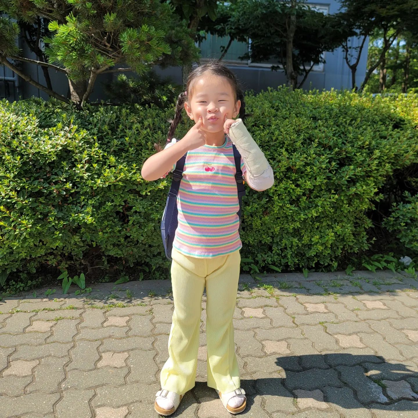나의 레몬에이드♡
어제자 레몬룩! 
처음 입혀본 색인데 넘 화사하고 맘에드는것!♡
어제 병원다녀왔는데 1주일 통깁스 더 하고 6주간 보호대처럼 또 다른거 차고 생활해야한다니 ㅠㅠ
팔뿌러진 휴유증이 넘 크다.... 
담주에 또 얼집도 못보내고 병원데려가야하다니... 
다치지말자 !!!