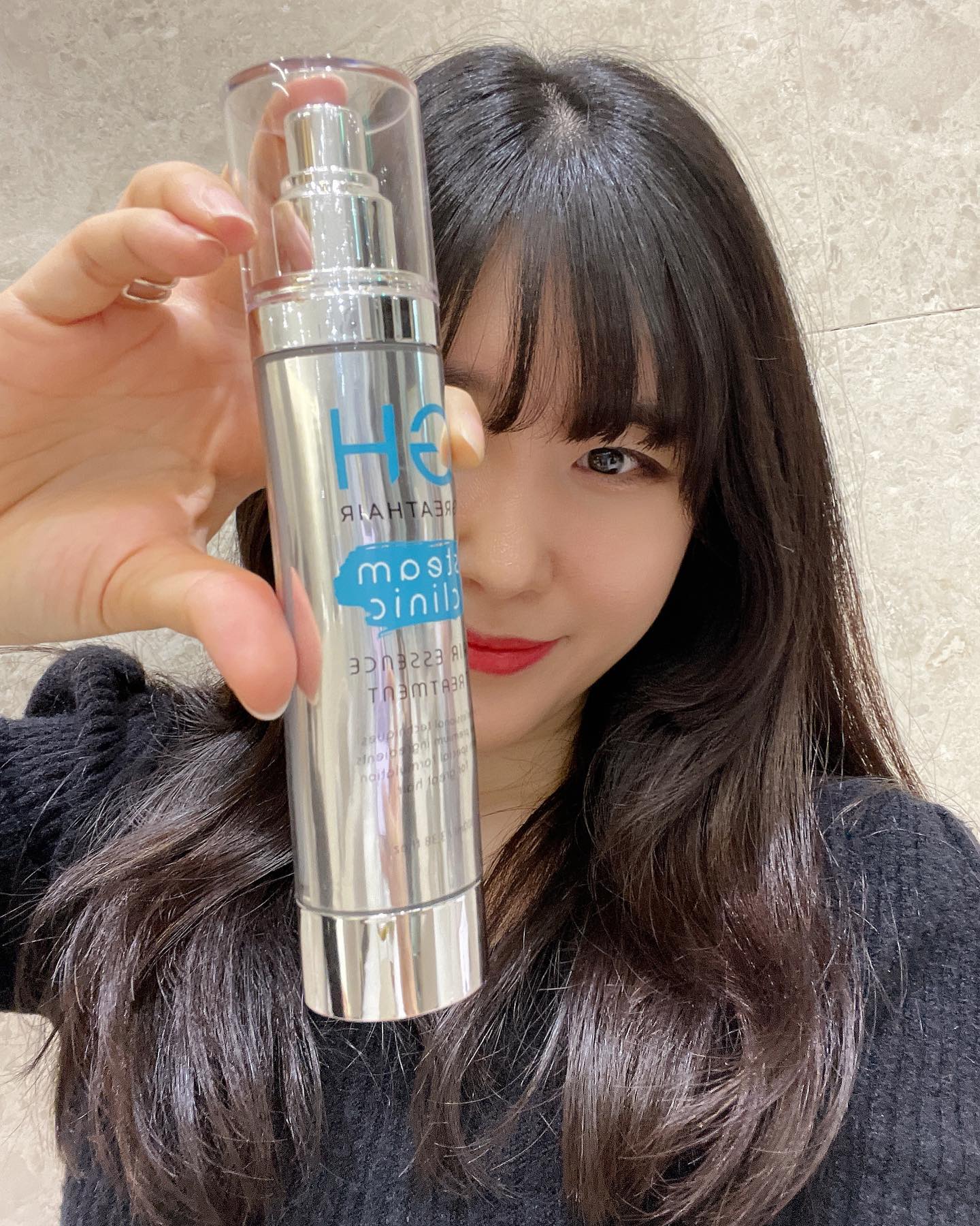 #트리트먼트추천 🙌

잦은 염색과 펌으로 클리닉을 해도 티가 안나는 극손상모🥲
상한 머릿결을 복구하고 싶어서 찾아보다가 알게된 ‘그레이트 헤어 트리트먼트’

보시는바와 같이 끊어지고 부시시한 머리를 바르는 것만으로 모발이 채워지며 굵어지고, 정리되는게 느껴져요‼️
모발이 두꺼워지며 정리되니까 볼륨까지 살아나네요😊

노워시 트리트먼트로
씻어낼 필요없이 간단한 트리트먼트!
휴대용으로 가지고다니면서 수시로 로션처럼 바르기도 좋아요〰️

#그레이트헤어 #노워시트리트먼트 #헤어에센스 #트리트먼트 #에센스트리트먼트 #스팀트리트먼트 #헤어제품추천 #모발강화 #헤어클리닉 #얇은모발
