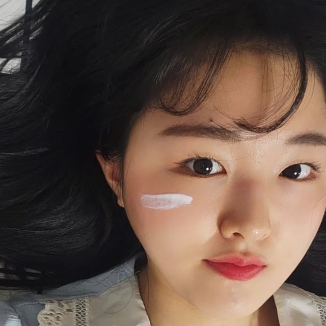🍒𝙲𝙷𝙰𝙴𝙷𝙴𝙴🍒 on Instagram: "#광고 ☀️ 🍦 ☀️ 🍦 . . 뭔 6월부터 이렇게 뜨거워져도 되는건가... 이젠 자외선 차단제 완전 필필쑤템~~🍒 솔직히 다들 얼굴 밀리는거 싫고, 선크