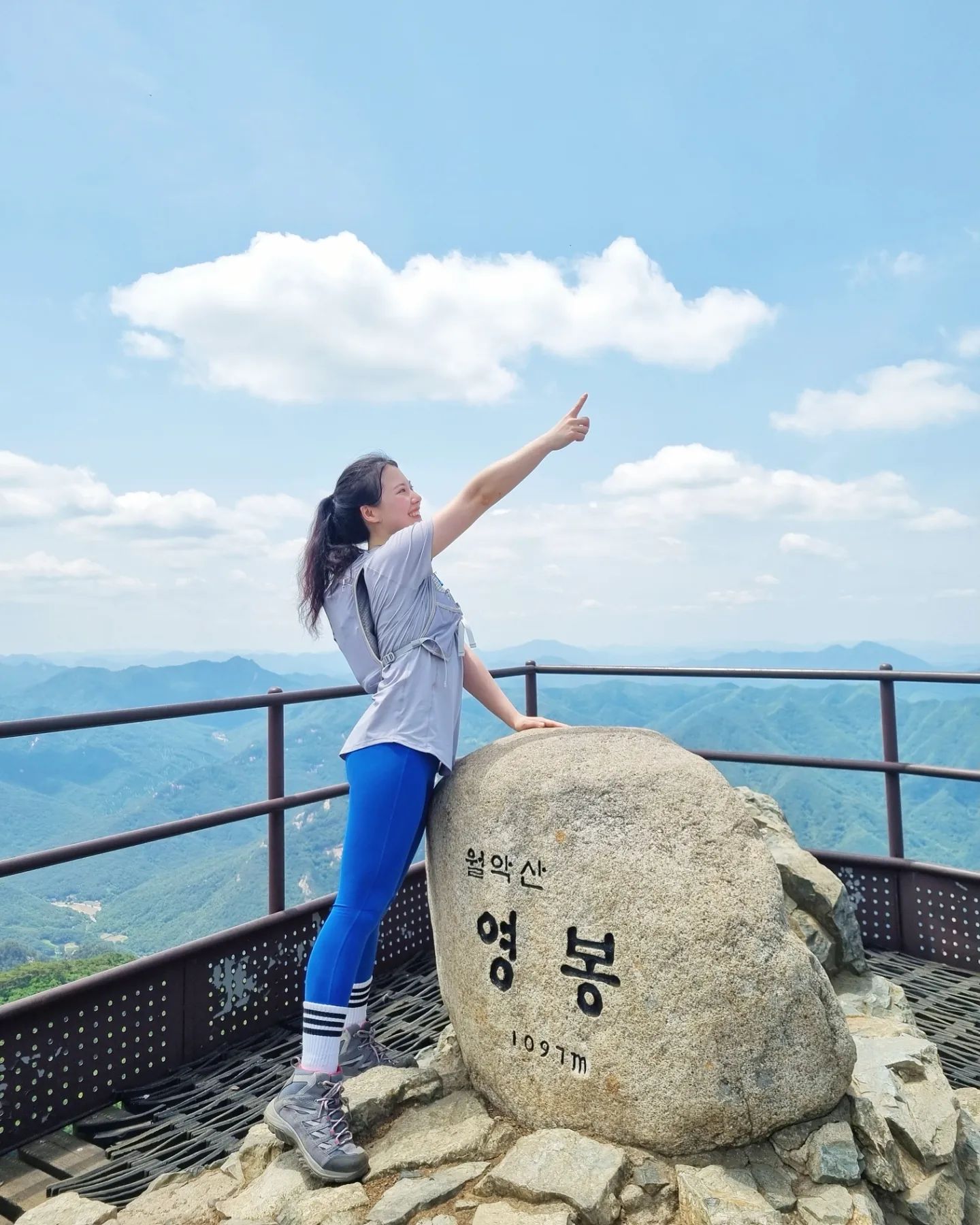 #월악산 #국립공원 ⛰️💯
#블랙야크100대명산 스타뚜~
국립공원 스탬프도 꾸욱🫵

젤 힘든 #보덕암코스
:: 보덕암-하봉-중봉-영봉(정상)
:: 왕복 5시간

_

악소리나게 힘들어서 월으악!!산인건가 현기증 핑돌게 힘들었다ㅠㅠ

그치만 그만큼 넘 좋고 경치보면서 힘든거 다 보상받을수있던곳

그래두 담에 또 가진않을거야.. 안농
담에 가면 다른 쉬운코스로ㅎㅎ

재동님 덕분에 #국립공원스탬프투어
도 하게되었당 감사해요🙏

_
_
_
#일상 #등산 #등산스타그램 #등린이 #daily #instagood #selfie #photooftheday #hiking #💚