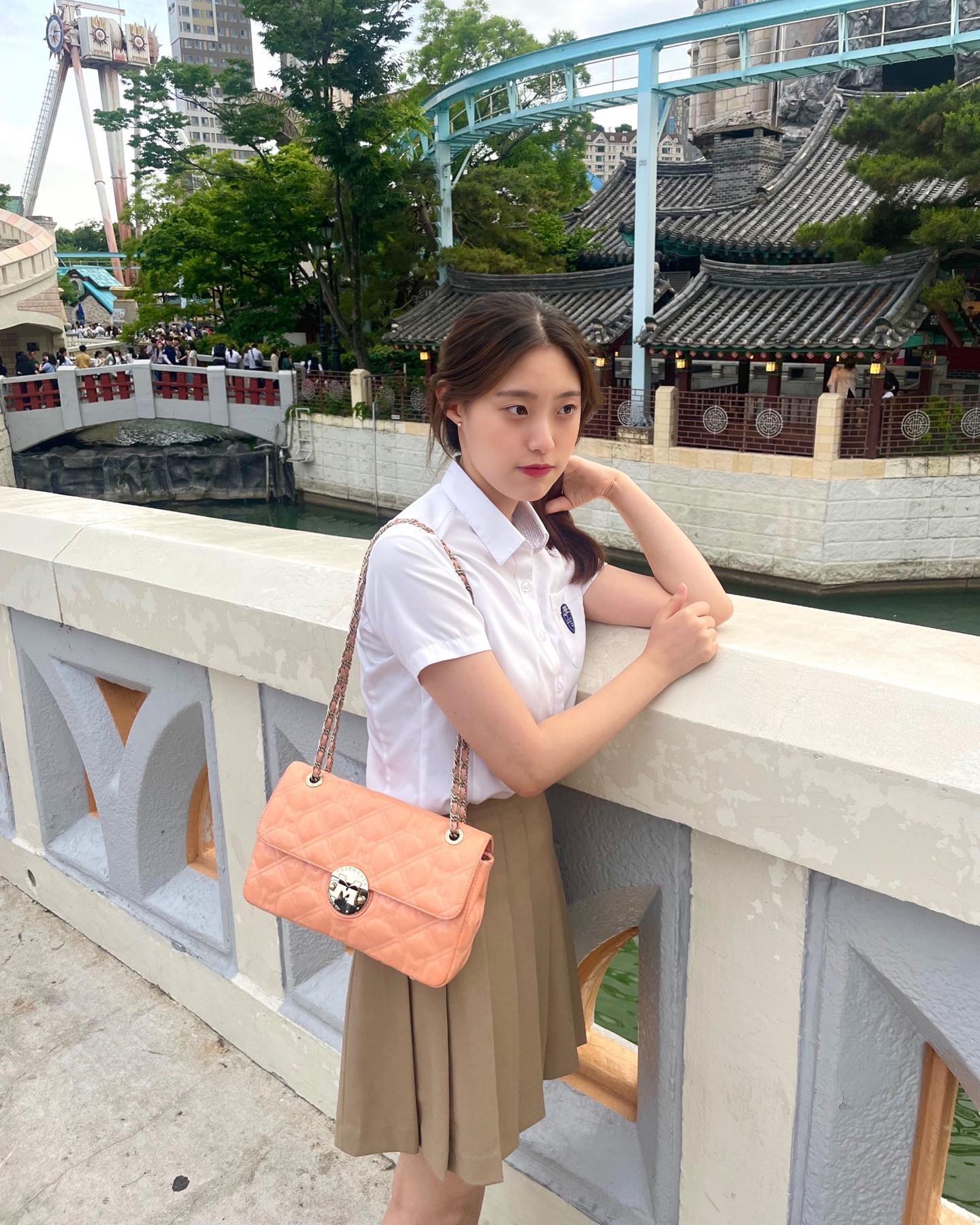 모험과 신비의나라 롯떼월듀 ~~🤎

#피드색감 #피드좋아요 #오오티디 #데일리그램 #탐색탭 #데일리스타그램 #교복 #롯데월드교복 #롯데월드 #잠실 #매직아일랜드 #매직캐슬