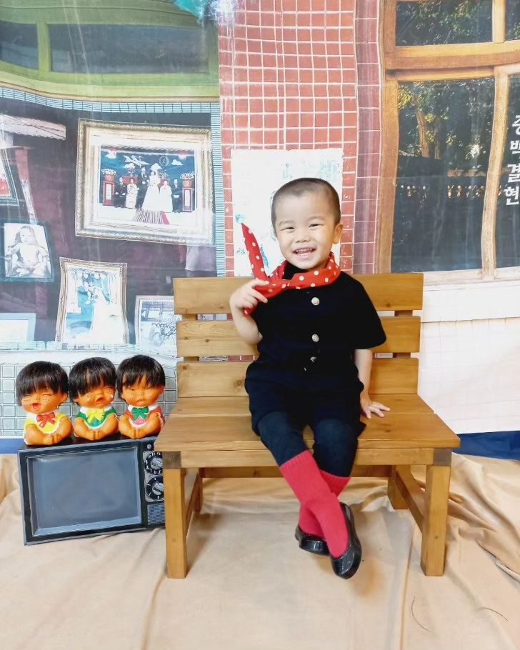 청춘사진관 

어린이집 6월행사 

한결이 머리와 찰떡이었던 얼집 행사 

진짜 그때 그시절 아이같잖아! 
과거 타임머신 해도 똑같겠다 ㅋㅋㅋㅋ

포즈도 잘 취해주고 머리 밀고서는 
여자친구들이 만져보고 인기스타 되었다는 소문이... 
키위같지? 

또다른 추억하나 생김