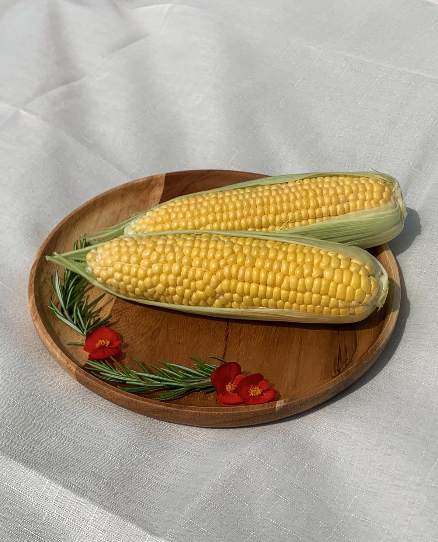안녕하세요 #손베리 입니다 🍓

오늘은 아주 기깔나게 맛있는 초당옥수수를 판매한다해서 소개 시켜드릴려고 제가 왔습니다 !

유기농 초당옥수수 예약 판매 OPEN🌽💛✨

안녕하세요. 대정읍 신도리에서 농사를 짓고 있는 20대청년 농부입니다!👩🏻‍🌾❤️🧑🏻‍🌾

 올해, 전문적인 농업인을 양성하는 한국농수산대학교 채소학과를 졸업하고 첫 농사를 시작했습니다. 

 저희 부모님께서는 30년 동안 친환경 농사를 고집하셨습니다. 전문 유기농 장인이신 부모님의 노하우를 접목해 신선하고 맛있는 초당옥수수를 재배했습니다!🌽

살아 숨쉬는 땅에서 자란 초당옥수수는 얼마나 맛있을까요? 저희는 친환경 협동조합인 한살림에 납품하고 있으며, 한살림 납품기준 13cm 이상인 초당옥수수만을 선별하여 보내드리고 있습니다.🚚🔥

 가장 신선하고 맛있는 초당옥수수를 맛 보여 드리기 위해 예약 주문을 시작합니다~!

6월 15일 수확인데 색이 더 많이 올라오고 있네요 💛

링크를 누르시면 초당옥수수 주문가능합니다! 

❤️주문 시 치즈시즈닝🧀은 서비스❤️
(OPEN 이벤트로 할인중으로🔥, 무료배송입니다🫶🏻)

🌽유기농 초당옥수수 5개  15000원 -> 14000원
🌽유기농 초당옥수수 10개 25000원 -> 23000원
🌽유기농 초당옥수수 20개 45000원 -> 41000원

저도 방금 주문하고 오는데 아주 벌써부터 심장이 두근두근 하네욥 ! 

초당옥수수 대박나라 🌽🌽🌽🌽