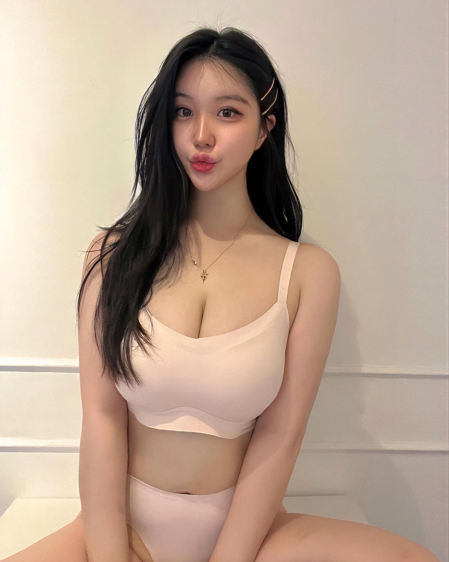 #광고 _ qmomo_korea 

평소에 불편해서 속옷을 몇시간 착용 못 하는데 큐모모 공기브라 는 반나절 이나 착용 했지만 갑갑하지 않아서 너무 좋았어요 !!! 💚

착용할때 시원하고 산뜻한 느낌이 드는데 그거 착각 아니고 탈부착 패드 내부에 알로에 추출물이 들어있어서 그렇대요 👍🌱🌱🌱 히히히

S사이즈부터 4XL 까지 사이즈도 다양해서 체형에 구애받지 않고 이쁘고 편한속옷 고를 수 있어서 완전 짱 짱 😍

편안한 큐모모 에어 공기브라 
찐 여름 필수템 으로 추천 합니다 !!!!

qmomo_official #큐모모 #속옷추천 #브라렛추천 #공기브라 #여름코디 #브라렛 #여자속옷 #속옷모델 #속옷 #속옷세트 #속옷스타그램 #속옷쇼핑몰 #이벤트속옷 #예쁜속옷 #편한속옷 #노와이어 #노와이어브라 #빅사이즈속옷 #여름코디 #여름준비 #운동브라 #맞팔은댓 #underwearmodel #underwears