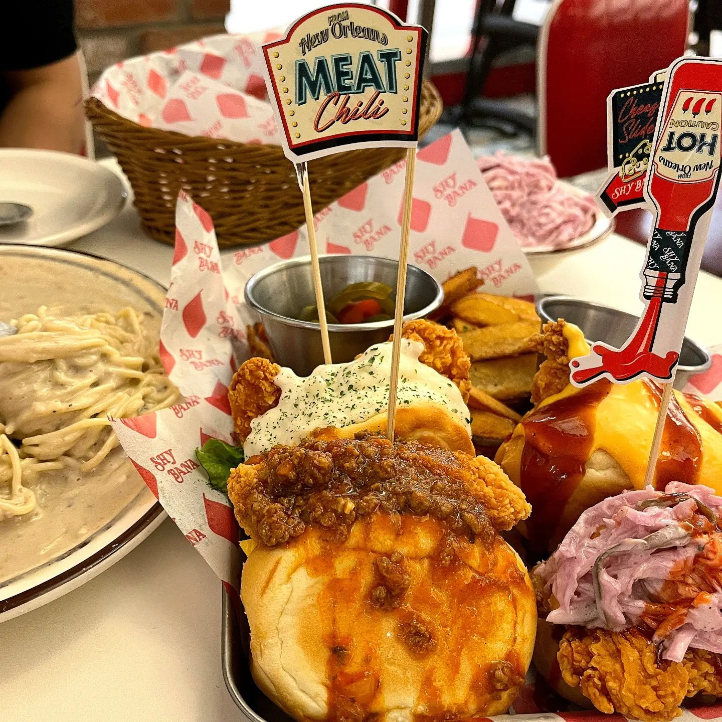 #협찬
미국현지 너낌 뿜뿜나는 #샤이바나 다녀왔습니다🍽

제가 다녀온곳은 #샤이바나코엑스점 인데요🙂
웨이팅이 생기기전 이른 점심에 다녀왔어요

미국 남부 가정식은 조금생소했는데
코엑스 맛집으로 찾아보니 이미유명한집이더라구요🙂

저희는 시그니처메뉴인 팩맨치킨슬라이드랑
크림매니아라서 트머치스파게티도 시켰어요
. *트러플머쉬룸치즈 🍝

팩맨슬라이더는 이름이 왜이걸까했는데
진짜 버거 생긴게 팩맨이더라구요
무려 4가지 종류가 나와서 더 맘에들었어요😄

트머치파스타는 트러플향이 물씬 풍기는 
진짜 크리미한 파스타인데
완전 취항 저격이더라고요 ❤❤

내부도 진짜넓고 쾌적해서
회식이나 모임가지기 좋겠더라구요
이국적느낌까지 덤으로 🤗

코엑스에서 맛집찾고계시면 샤이바나
한번 와보시는건어떨까요?

#코엑스데이트 #삼성동맛집 #삼성역맛집 #샤이바나 #코엑스 #코엑스맛집 #파스타 #레스토랑 #맛집 #맛스타그램 #미국가정식 #소울푸드 #미국식 #스테이크 #데이트 #스토리앤체험단 #스토리앤미디어 #출출할때 #먹스타맞팔 #맛스타 #먹스타그램 #맛스타그램 #먹팔맞팔 #맞팔환영 #먹팔반사 #맞팔환영 #좋반