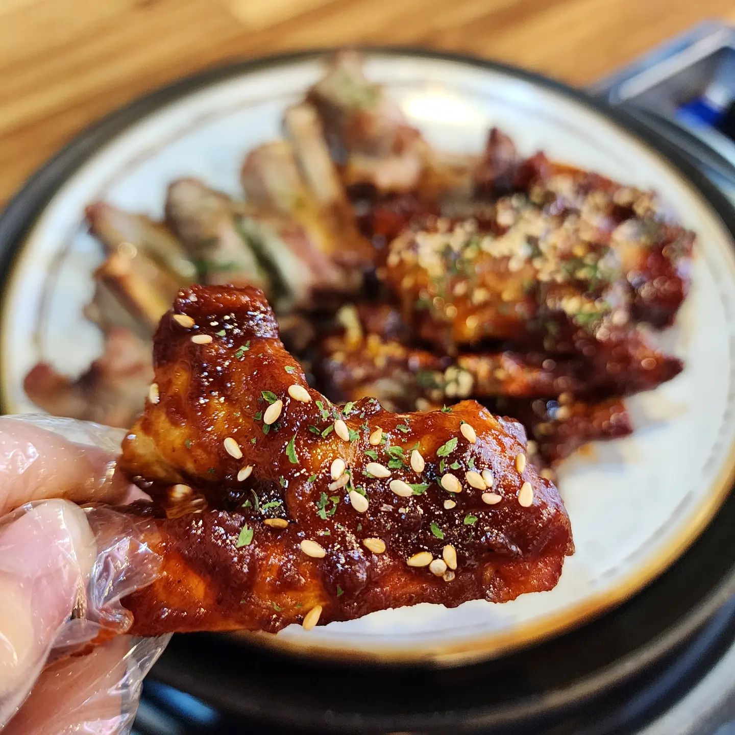왼손에 쪽갈비, 오른손에 날치알주먹밥이라니
행복한 연차데이였다 ˃̵͈̑ ᴗ ˂̵͈̑
담백하고 야들야들한 생쪽갈비와 단짠양념이 
매력적인 양념쪽갈비를 반반주문 할수 있는것도
너무 맴에들어 🩷 식어도 맛있었던 쪽갈비
.
.
✔️쪽갈비 (생, 양념, 매운, 땡초, 간장, 불쪽)
✔️소 : 28.0 / 중 : 37.0 / 대 : 46.0 / 특대 55.0
✔️날치알 주먹밥 4.0 
.
.
✔️위치 : 부산 동래구 온천동 1266-25
✔️매일 오후4시 - 밤 12시