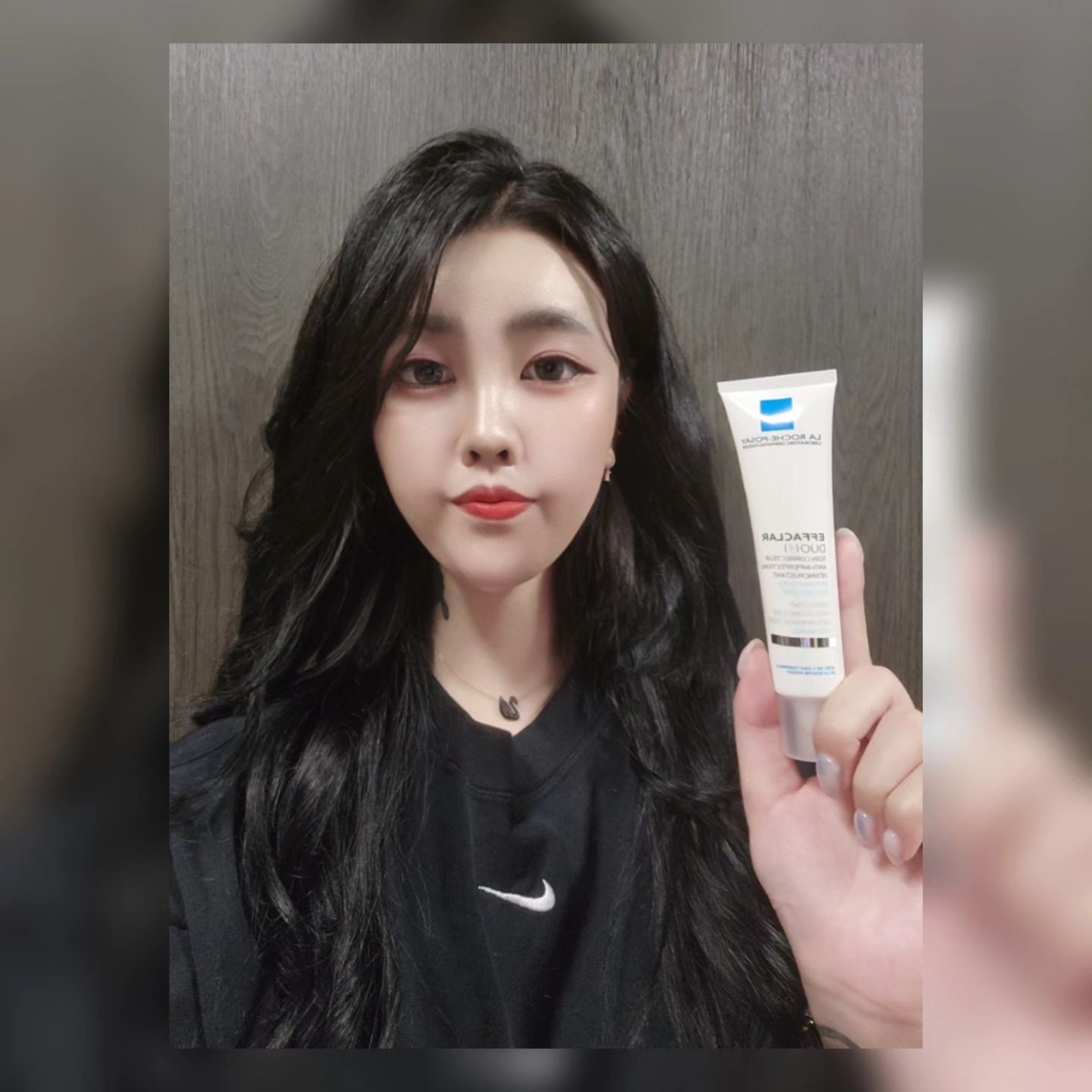 #협찬 라로슈포제 에빠끌라 듀오 에센스

"트러블에는 라로슈포제 에빠끌라 라인 추천”

🖤트러블부터 다크스팟흔적까지 해결해주는 
에빠끌라 듀오 에센스

🖤트러블 응급케어 필수템, 여드름성 피부 추천템 

🖤얼굴 전체부터 다크스팟 케어 용도로 모두 좋음

🖤산뜻한 젤 텍스쳐에 빠른 흡수력

🖤알러지 테스트 완료, 논코메도제닉 테스트 완료
민감성 피부도 사용할 수 있는 제품!

🖤나이아신아마이드가 들어가 있어 
다크스팟과 잡티케어를 해줍니다.
살리실산 (BHA)가 유분과 각질 케어를 해주고
LHA가 피부결 정돈을 해줍니다.

🖤사용법🖤
트러블및 다크스팟부분에 듀오 에센스를
소량 발라서 사용

🖤피부가 유난히 까칠하거나 들뜬 날
얼굴 전체에 펴 발라서 각질 케어 하기 (저녁 루틴 추천)

라로슈포제 공식몰에서 6월 14일까지
에빠끌라 듀오 에센스 하나 구매 시 15ml 추가 증정에,
더블세트 구매시 정품 용량 두배 증정으로 2+2 효과! 
그 외에도 전 제품 20% 할인과 다양한 증정 혜택이 준비되어 있으니
놓치지 마세요!🤗

#라로슈포제 #에빠끌라듀오 #라로슈포제에센스 #민감성피부추천템 #여드름성피부추천 #에빠끌라 #트러블케어 #화장품추천 #올영추천템 #에센스 #나이아신아마이드 #각질케어 #미백기능성제품