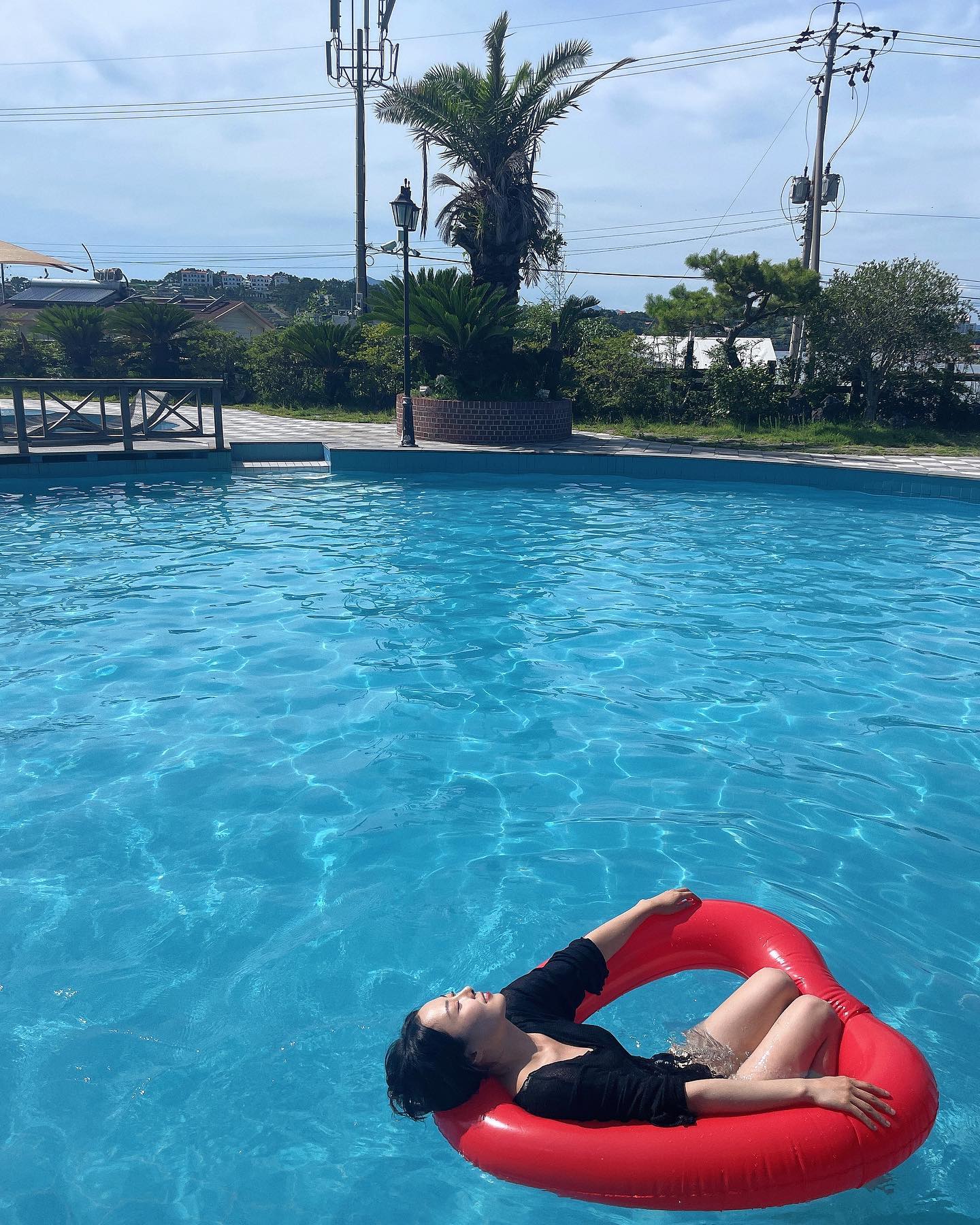 수영장이 굉장히 넓은 풀빌라 펜션을 다녀왔어용✨
가족단위로 많이 놀러오시는 것 같다라구용 
바베큐 상차림도 비용만 지불하면 된장찌개까지 나와서 거의 고기만 챙겨갔답니당👍

[거제도 카나리아풀빌라 펜션]
📍경남 거제시 사등면 덕호해안길 147
✔️입실 PM 3:00 - 퇴실 AM 11:00
✔️네이버 예약가능

.
.
#거제도 #여름여행 #풀빌라 #카나리아풀빌라 #거제도숙소 #수영장펜션 #경남여행 #여행 #소통 #선팔 #맞팔