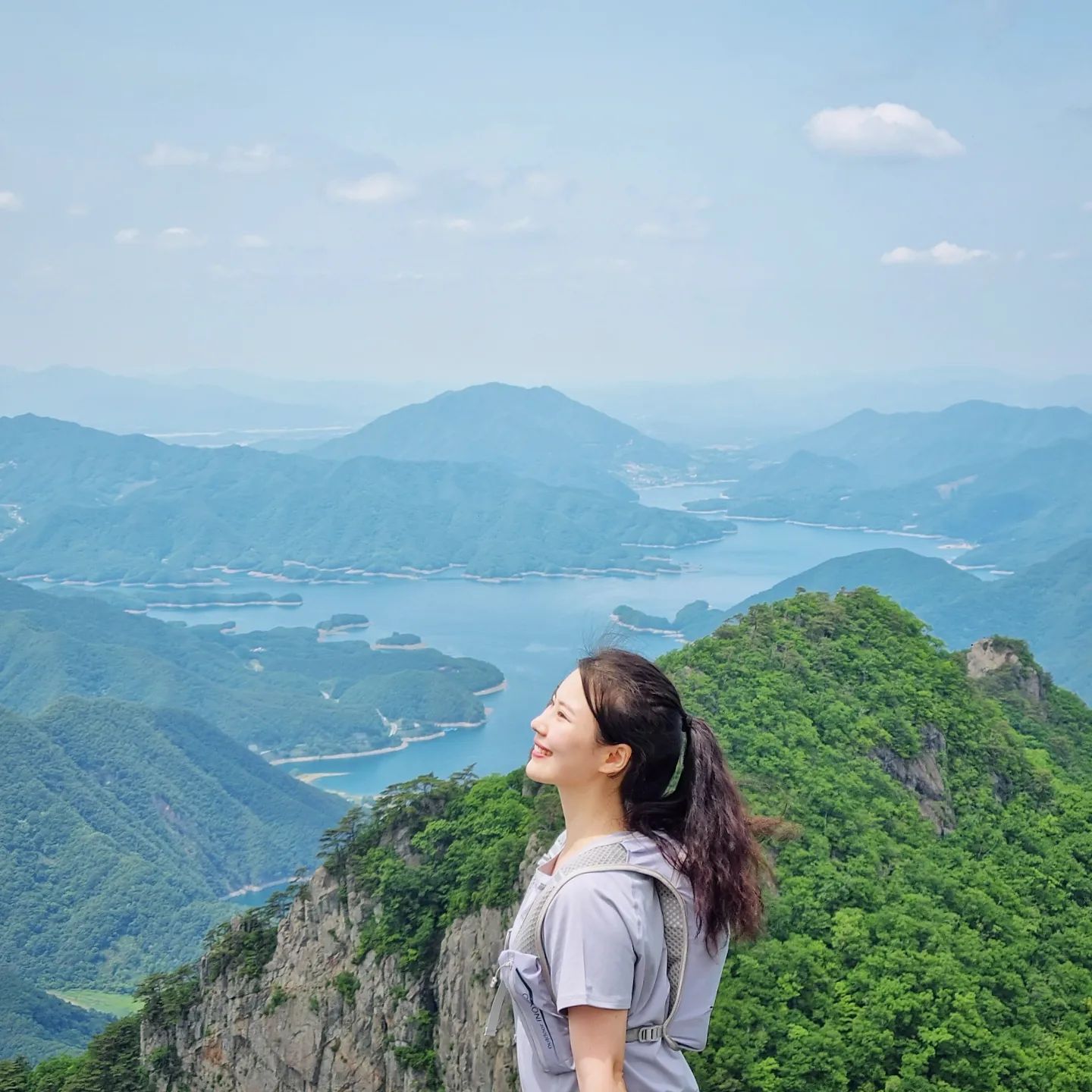 #월악산 #국립공원 2탄
꺄르르 잔망ver. ☺️

이 날을 기점으로 #1일2산 시작⛰️

분명 하산하고 밥먹었는데 또 등산이라니이!!
일몰은 못봤지만 그래도 막상 가니 좋았당❤️

이제는 1일2산 거뜬하지!!? 맞지!!?

:: 월악산 보덕암코스 - 하산 - 식사 - 일몰+야등까지👍

_
_
_
#일상 #블랙야크100대명산 #등산 #등산스타그램 #월악산국립공원 #등린이 #셀피 #잔망폭발 #daily #hiking #mountains #instagood #💚