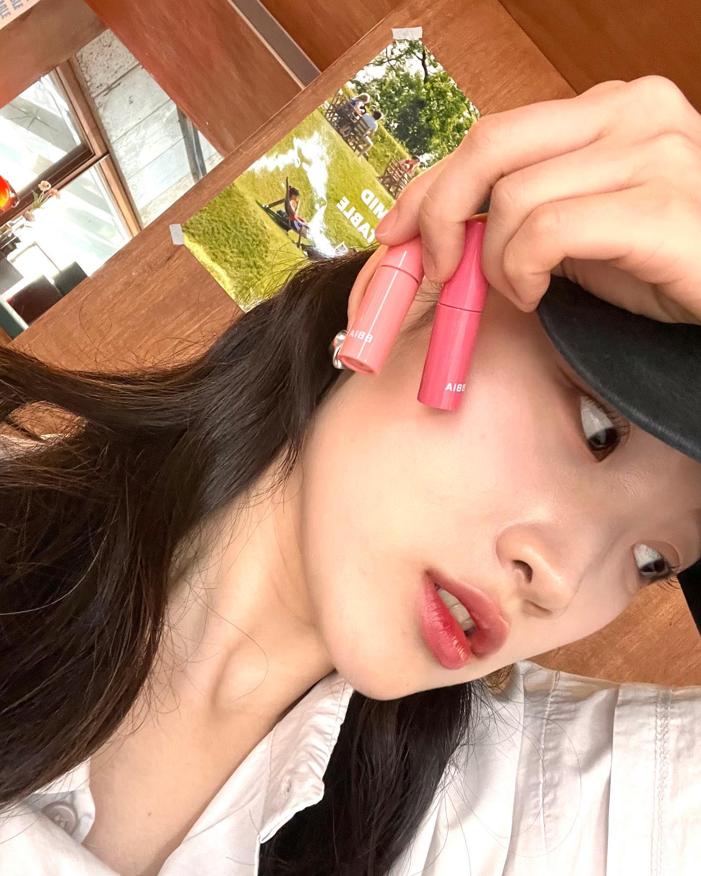 #제품제공

삐아 로(L’EAU)틴트 
01 가데니아 로(GARDENIA L’EAU)
중간 채도를 가진 코랄색이고 어떤 립과도 잘 어울리는 컬러에요🍑 단독으로도 레이어드로도 좋은템!!✨

02 플레르 로(FLEUR L’EAU)
말린 장미 컬러에 낮은 채도로 적당히 생기있고 분위기 있는 핑크장미컬러 단독으로 사용하기 좋은 컬러🌷

#삐아 #BBIA #로틴트 #사전품평단 #수분광틴트 #물막틴트 #틴트품평 #틴트추천 #글로우틴트 #글로시틴트 #삐아로틴트 #삐아신상틴트 #촉촉립