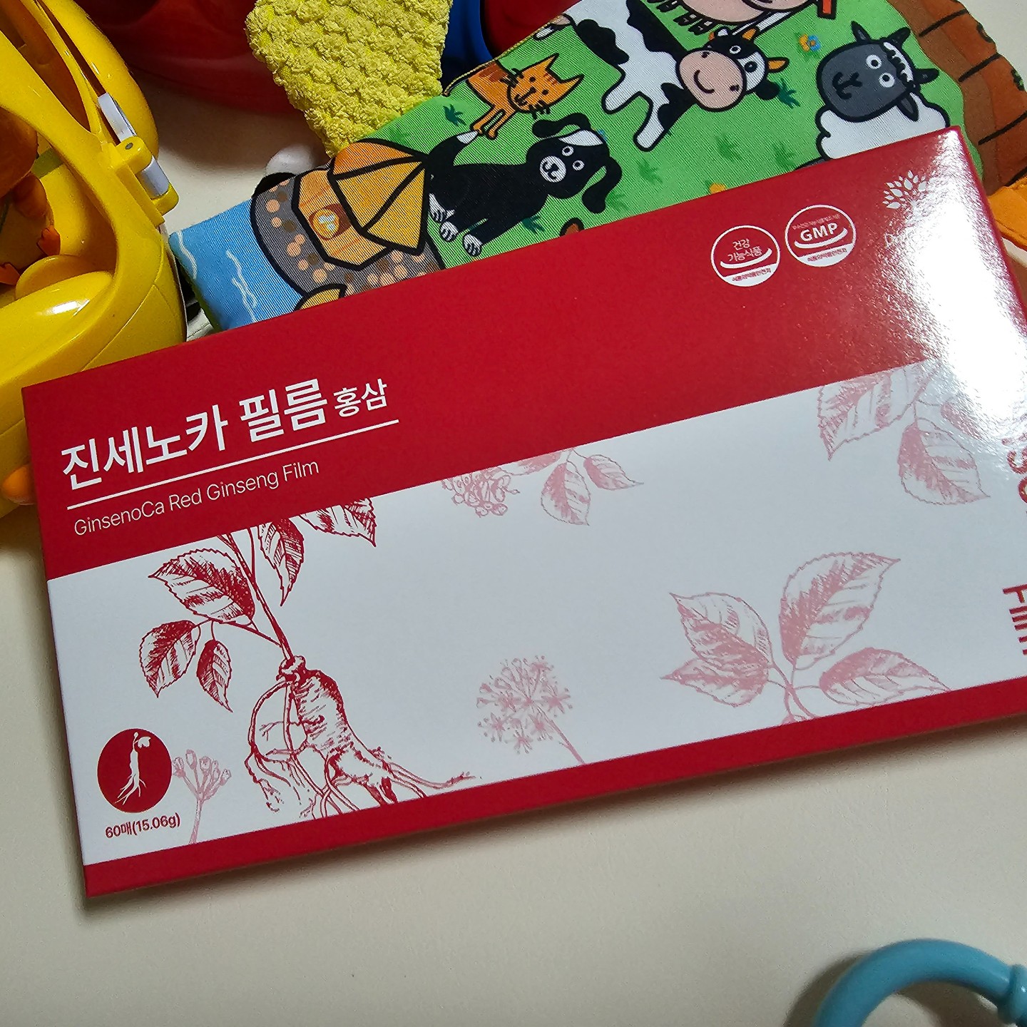 #협찬
🌿🌸 안녕하세요! 
육아로 시름시름 앓아가는 나의 건강을 지켜주는 특별한 진세노카 필름 홍삼 선물세트를 리뷰할께요. 🎁✨

🌟 진세노카 필름 홍삼은 입안에서 녹여먹을 수 있는 필름 타입이라 흡수가 빠르고 너무나도 간편해요!! 😮🌱

애보거나, 바쁜 일상 속에서도 손쉽게 건강을 챙길 수 있어 많은 사람들에게 사랑받고 있는 제품이거든요. 💚💪

🌟 가장 큰 장점 중 하나는 이 제품이 제로 칼로리 제품이라는 점입니다.
맛있게 건강을 챙기고 싶은데 칼로리 걱정은 귀찮으셨죠? 🍃
이제는 걱정하지 않으셔도 돼요.
진세노카 필름 홍삼 선물세트는 맛있게 섭취할 수 있으면서도 칼로리 걱정 없이 건강을 챙길 수 있는 제품!!! 💯💚

🌟 필름타입이라 물 없이 언제 어디서나 먹을 수 있어 정말 간편합니다.
작고 가벼워서 휴대하기도 편리하고요!! 🚀🌿
바쁜 출근길이나 여행 중에도 손쉽게 섭취할 수 있어 편리하면서도 실용적인 제품이랍니다. 💼🌍

🌟 1박스는 단상자 1개로 보내드리지만, 3박스를 주문하시면 선물세트로 제공됩니다.
따라서 어른들에게 선물하기에도 좋은 아이템이에요. 🎁💝
건강을 소중히 여기는 가족들에게 이 제품을 선물하면 특별한 마음을 전할 수 있을 거예요. 💚💕

쿠팡에서 진세노카 필름 홍삼 선물세트를 만나보세요. 🎁✨
건강과 행복을 함께 담아 선물해보세요. 🌸💚

#홍삼필름 #면역력 #홍삼선물 #제로칼로리 #구강용해 #진세노카 #홍삼 #홍삼선물 #부모님선물