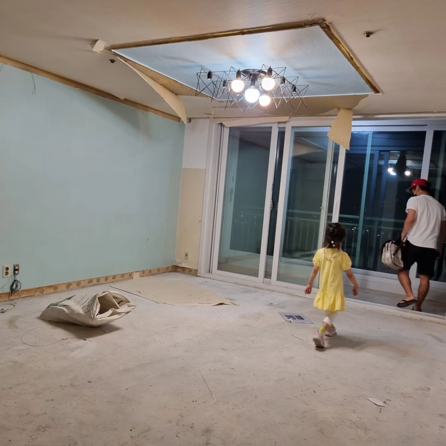 새보금자리 🏠 D-21
철거시작 !

신의 한수였던 전세아닌 매매✅️
전세대란, 전세사기, 빌라왕을 피해
5년간 큰일없이 잘 지냈고

아이를 낳고 예쁘게 꾸미진못했지만
정들었던 신혼집을 시기좋게 팔았고
좋은 기회로 아파트로 이사하게 되었다
신축은 아니지만 곧 10년내 재개발되거나
더 넓혀서 옮길수있으리라 기대를 해본당

영끌하느라 고생했지만
딸래미통장도 손댔....(미안ㅎㅎㅎ 금방 갚아줄께)
젊었을때 퍼뜩 해결할수있을꺼야 !

인테리어 기간만 3주...
예쁘게 바꿔주세요~~~~~~~~~🙏🙏🙏

#리모델링일기