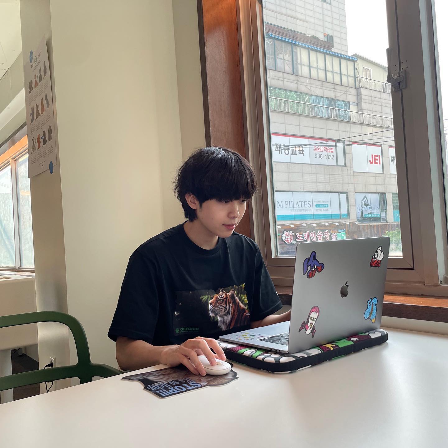 #협찬 

offgrid_kr 에서 “멸종 위기 동물 픽쳐 티셔츠”를 제공해주셨습니다.

항균 기능을 갖춘 특수 원사 '에어로실버' 섬유로 제작되어 여유로운 실루엣으로 편안하게 착용 가능합니다☀️

✔️ 단독 및 이너웨어 등 다방면으로 착용 가능
✔️ 넥 라인을 해리 테이프로 마감해 늘어짐 최소화 
✔️ 멸종 위기 동물들의 실제 사진을 담은 포인트

현재 오프그리드에서 진행하고 있는 친환경 캠페인은 무분별한 포획과 사낭, 환경변화, 기후변화 등 우리들 곁에서 사라져 가는 멸종 위기 동물을 지키기 위하여,멸종 위기 동물을 오프그리드만의 감성으로 담아 그려 넣어 사회에 기여하고자 하는 캠페인입니다.

수익금의 일부는 동물보호협회에 기부하기에 많은 관심 부탁드립니다 🙏🏻