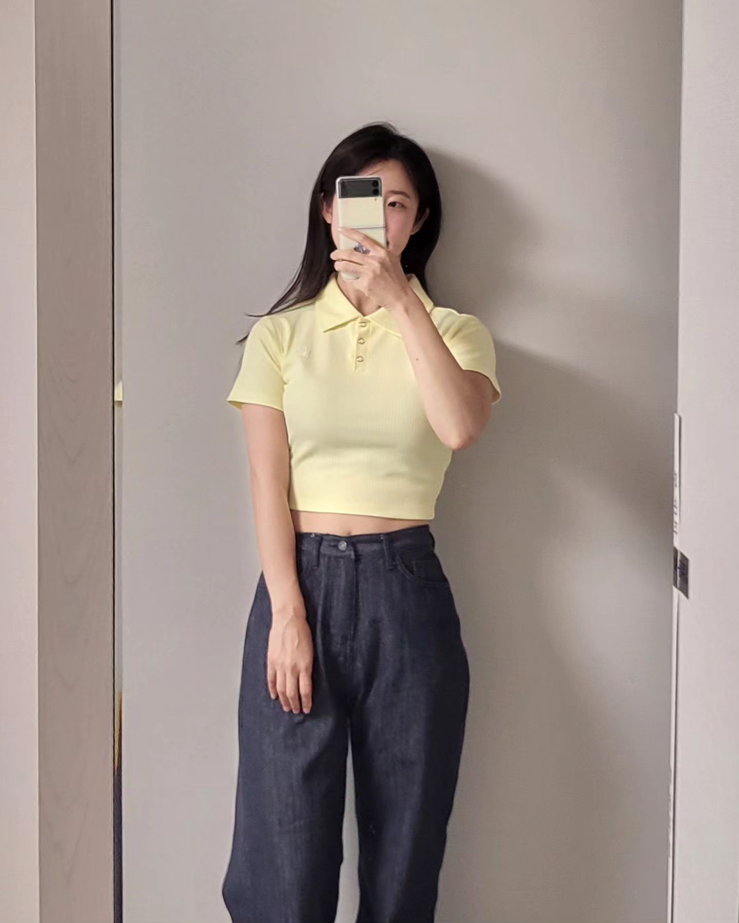 #듀의출근룩 #ootd #협찬

오늘의 출근룩은 상콤달콤 레몬룩 🍋 
바이얼민스에서 보내주신 골지티로 상콤하게 입어보았어요
크롭기장에 탄탄한 소재로 어느 스타일에도 잘어울려요💛
무채색 돌려입기에 노란물이 들었어용 샤랄라