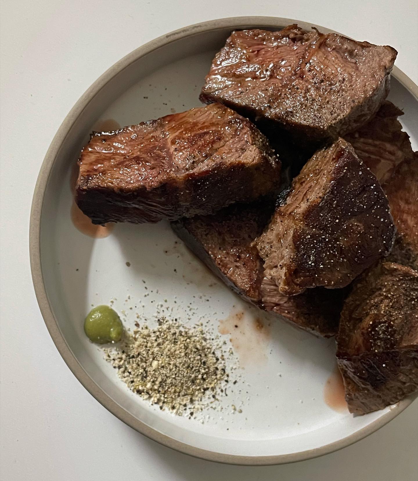 #🥩
오늘 준비된 메뉴는 ‘메가 스테이크(살치살)‘입니다.
한정수량으로 이미 먹으면서 올리는 중입니다.
초이스 등급의 살치살은 쿠팡 마감세일로
힘들게 데려왔습니다.
그럼 고요한 저녁 되세요!