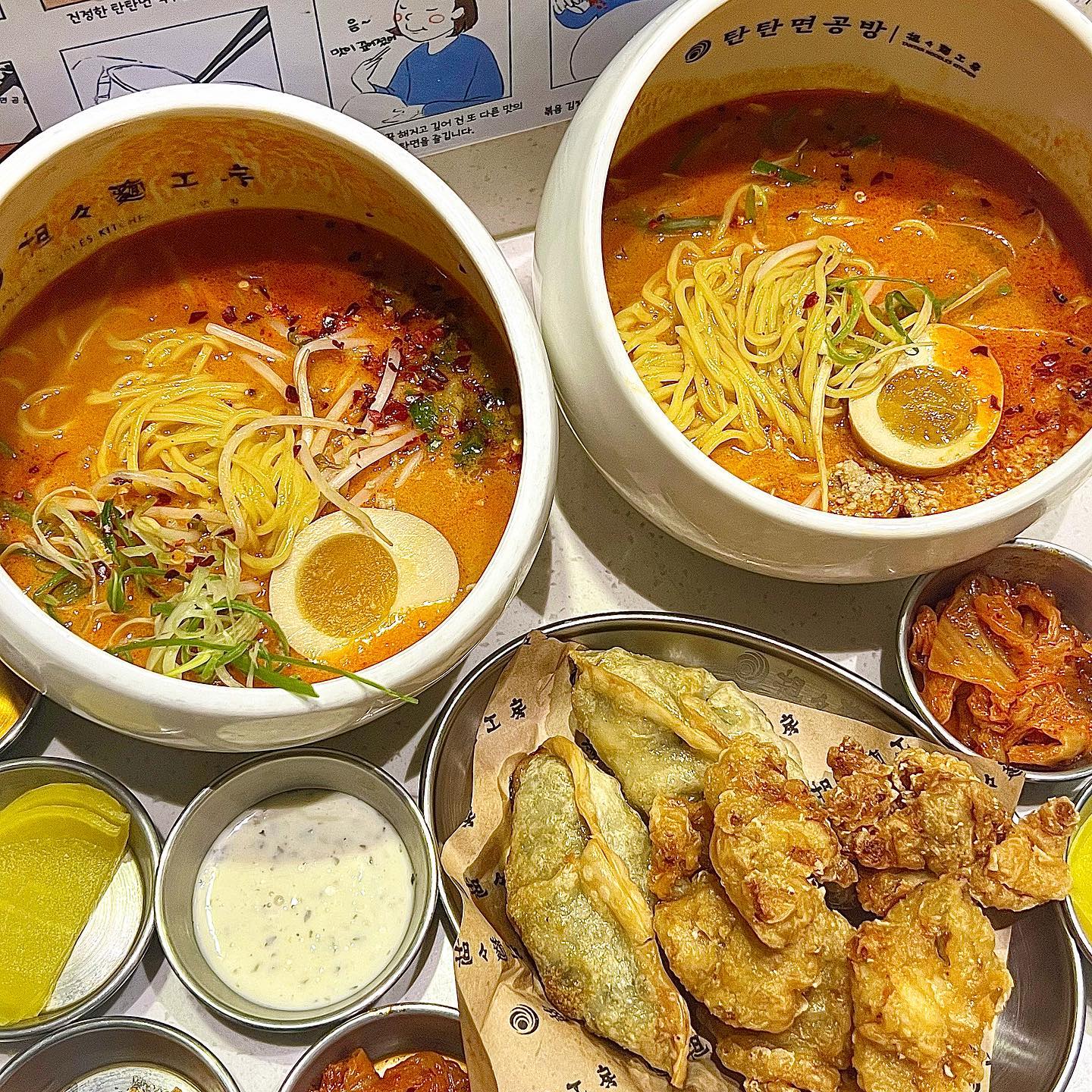 국물만 1L 먹고 싶은 인생 맛집 #탄탄면공방
견과류를 듬뿍 갈아넣어 동굴처럼 깊은 맛

인천 송도 현대프리미엄아웃렛에서 인생 음식을 찾았어요! 지하 1층에 위치한 탄탄면공방은 전국에 지점이 여러개 있는 탄탄면 전문점입니다.

사골육수 및 견과류를 갈아넣어 풍미가 미쳤어요. 콩국수처럼 꾸덕하고 깊은 맛이지만 매콤해서 자꾸자꾸 먹고 싶은 면입니다.

반숙 계란, 공깃밥도 국물과 잘어울리고 한국식으로 만들어 볶음김치, 마늘을 추가해서 먹어도 잘어울려요!

기본 탄탄면도 맛있고 마라탄탄면도 gooooood👍🏻👍🏻👍🏻👍🏻 튀김 교자도 고기가 많이 들어있으면서 바삭한게 맛있더라구요. 순살닭튀김의 소스는 별로였지만 탄탄면 국물에 찍어먹으면 맛있어요!

🌱탄탄면 10,800원
🌱마라탄탄면 11,500원
🌱튀김교자 4,000원
🌱순살닭튀김 4,800원

📌탄탄면공방 인천 송도 현대프리미엄아웃렛
🔹위치: 인천 연수구 송도국제대로 123 현대프리미엄아울렛 송도점 B1
🔹영업시간: 매일 10:00 - 21:00, 20:00 라스트오더
🔹전화번호: 032-727-2492

#현대아웃렛송도 #송도현대프리미엄아울렛 #송도현대프리미엄아울렛맛집 #탄탄면공방송도현대점 #송도맛집 #인천송도맛집 #인천데이트 #송도데이트 #송도신도시 #송도맛집추천 #먹스타 #맛스타 #먹팔 #먹팔해요 #탄탄면 #면스타그램 #foodi #mukbang #muk #먹스타맞팔 #먹팔맞팔 #먹방스타그램 #먹