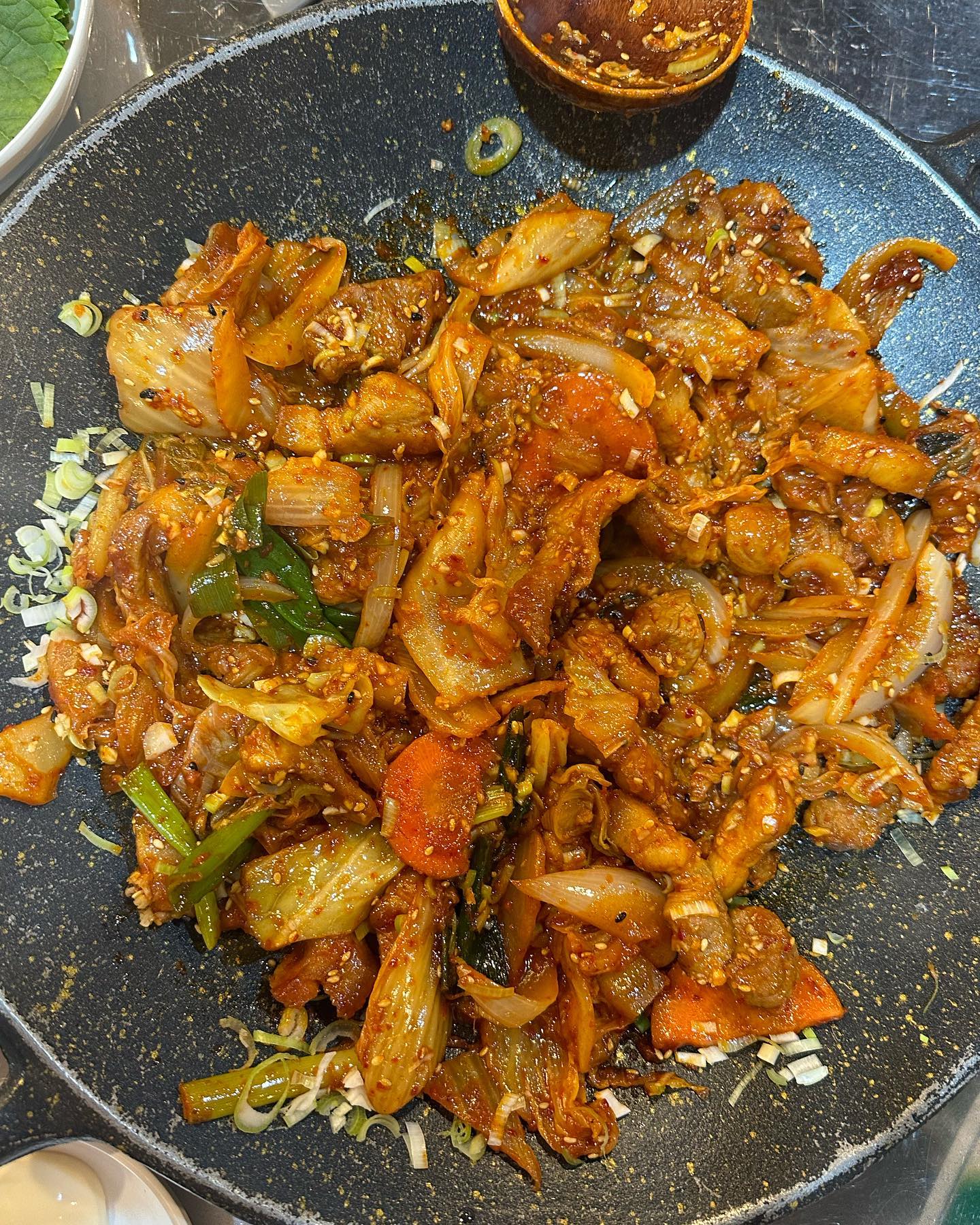 안냐쎄여 인님들✋

부서 이동으로
정신없이 바쁜요즘인데요

오랜만에 목에 기름칠하러
‘당곡역’근처 #삼산회관 에
다녀왔어요🤭🤭

시그니처인 돼지김치구이에 소맥🫶🫶

요 메뉴 완전 술안주에요🤤🤤
술이 술술 들어가네요☺️☺️

고기도 쫄깃하니 맛있고
같이 구워진 김치는  돼지기름을 먹어서 고소한게
완전 취저에요🙋‍♀️🙋‍♀️

노포식당같은 분위기에 옛날느낌 물씬
풍기는게 너무 정겨워요 😎😎

깔끔하게 소주한병,맥주한병
나눠마시고 마지막엔 보끔밥🙈🙈

맛있는 양념에 볶아진 보끔밥은
환상 그 잡채 >.<

당곡역 근처나 신림 근처 
사시는 인님들 여기 꼭 가보세요😭😭

다음번엔 돼지김치찌개 
먹으러 가볼래요🥹🥹

울 인님들 저녁식사 하셨나요?

오늘도 너무 고생하셨고
저는 밀린 좋아요 테러하러 가볼게요😁😁

모두들 행밤되세요💕💗💕💗💕💗🙇‍♀️

📍서울시 관악구 보라매로 3길 6
OPEN 11:00 / CLOSE 23:00
일요일 정기휴무

#보라매공원밋집 #보라매맛집 #봉천동맛집 #보라매동맛집 #신림맛집 #당곡역맛집 #저녁메뉴 #오늘뭐먹지 #돼지김치구이 #맛스타 #먹스타 #리뷰 #맛스타그램 #먹스타그램 #일상 #먹팔 #선팔하면맞팔가요 #먹방 #먹부림 #소통 #좋아요반사 #첫줄반사 #홈쿡 #신혼밥상 #새댁일상 #직장인스타그램 #안주맛집 #술스타그램 #맛집탐방