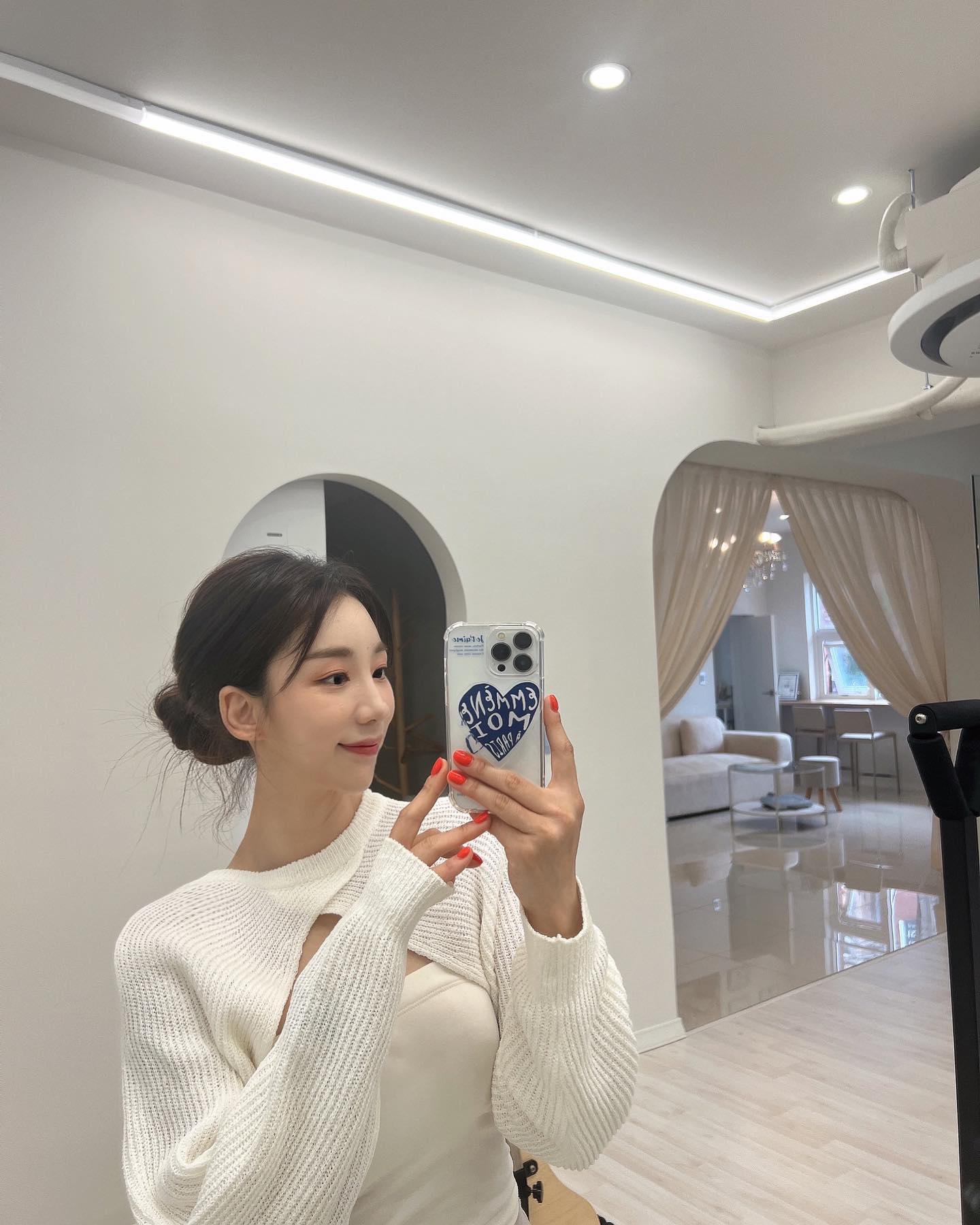 요즘에
제가 계속 피곤해하니까
같이 일하는 쌤이 
비타민B랑 간영양제 챙겨줘서 먹었는데
세상에나😳😳😳😳
그날 컨디션이 좀 다른거예요‼️
그래서 바로 사서 열씌미 챙겨묵고있어요✌️
제가 이렇게 영양제 예찬론자가 
될줄이야..🥰
얼마나 에너지 뿜뿜이였는지ㅋㅋㅋㅋㅋㅋ
오늘 그룹시간에 
회원님들이 텐션 무슨일이냐고
영양제 물어보셨다니까여🤣😂
역시 피로에는 비타민B인가바여😍
드디어‼️ 예전 텐션 찾아갑니댱😘
오늘도 모두들 수고하셨습니댱!!!!