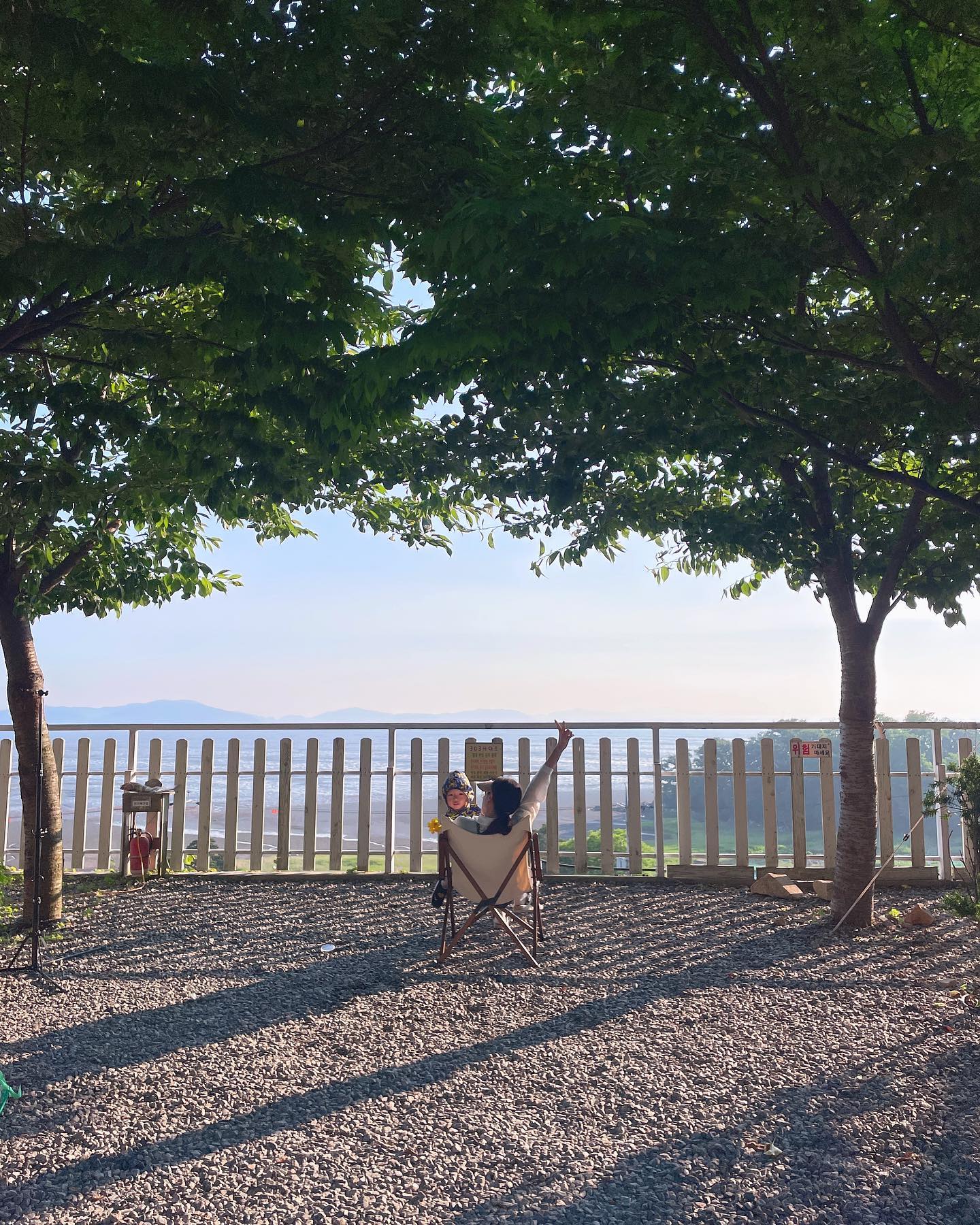 #2박3일캠핑

서해바다 노을이 유명한캠핑장인데
안개때문에 살짝만보엿던노을 아쉽..

첫날 동네구경하는데 인심좋은분께서
아이들 오이따는체험하라며 
오이도따게하고,또 한가득싸주시고
여태먹엇던 오이랑은 비교가안되게
너무 맛잇엇음
(감사합니다

둘째날은 근처해수욕장에 쓱~~
어판장들러 가리비잔뜩사서 실컷먹고
 
2박3일동안 먹고 또먹고
이맛에 캠핑을하지요

#또가고싶다